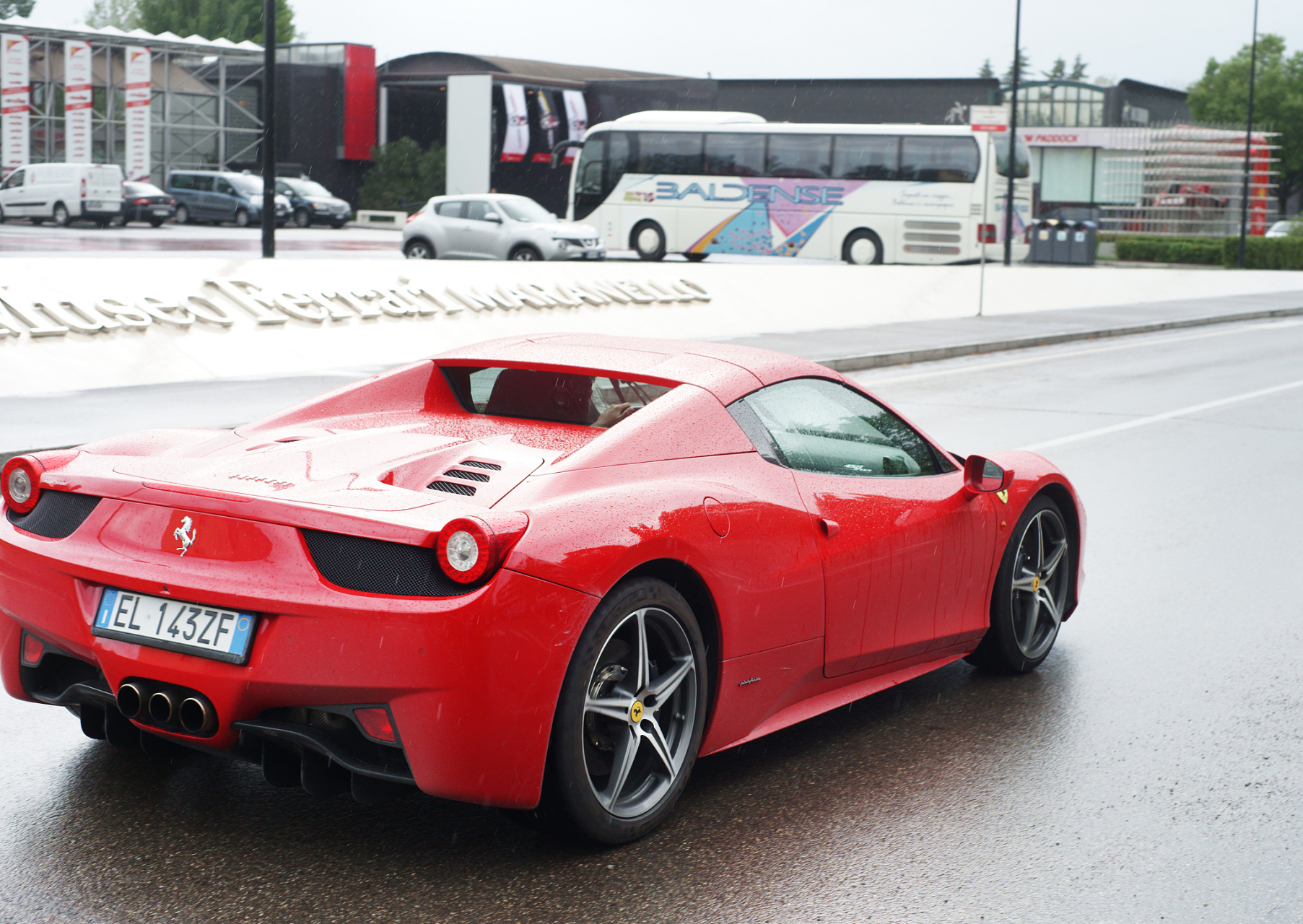 法拉利,激情的化身,驾驶一台法拉利就像是驾驶一匹烈马,汹涌的动力让