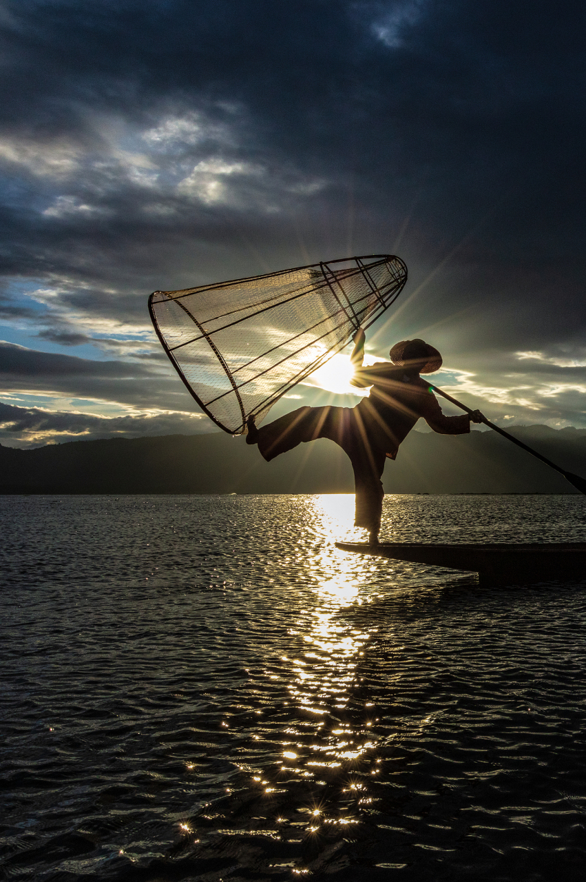 渔夫王大宝去集市遇到了一位老妪,看她可怜便把她带回家中照顾