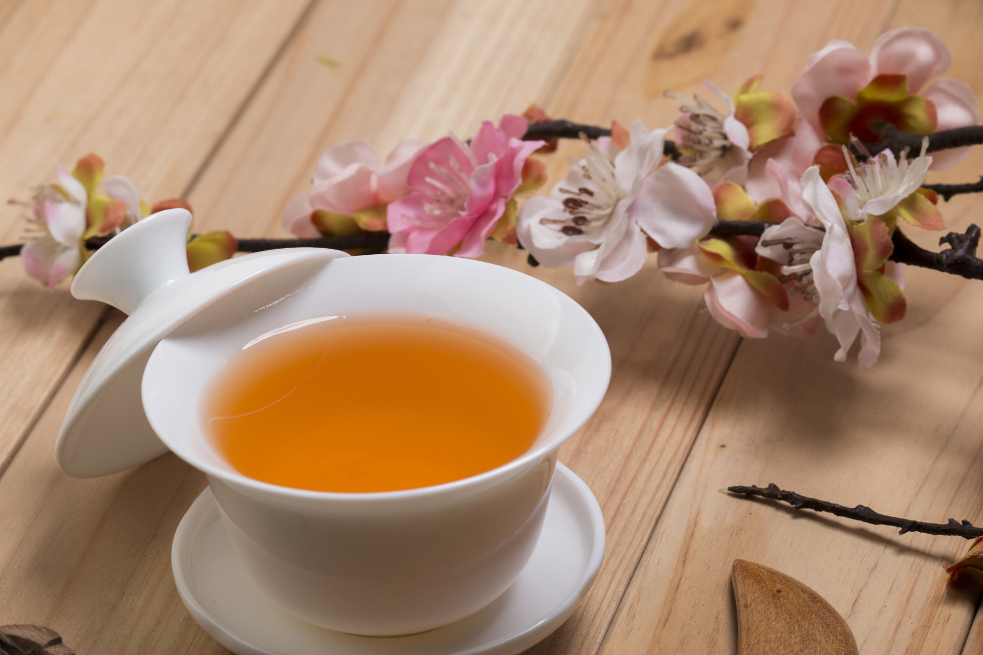 水因茶被重新塑造,颜色因而绚丽多彩;茶改变水的味道