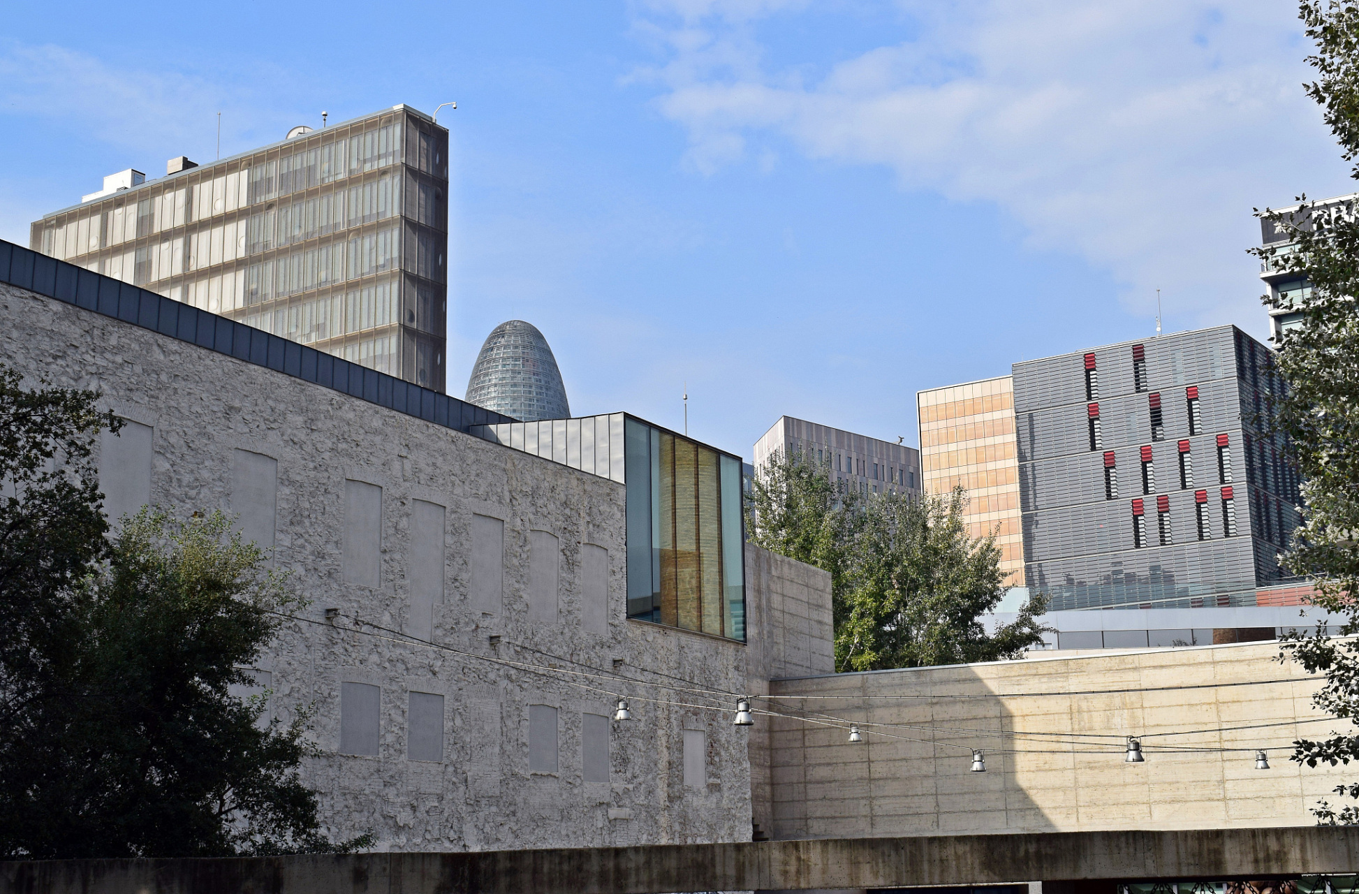 浙江美术馆位于南山路西子湖畔,周围环境优美宜人,是一个艺术与自然相