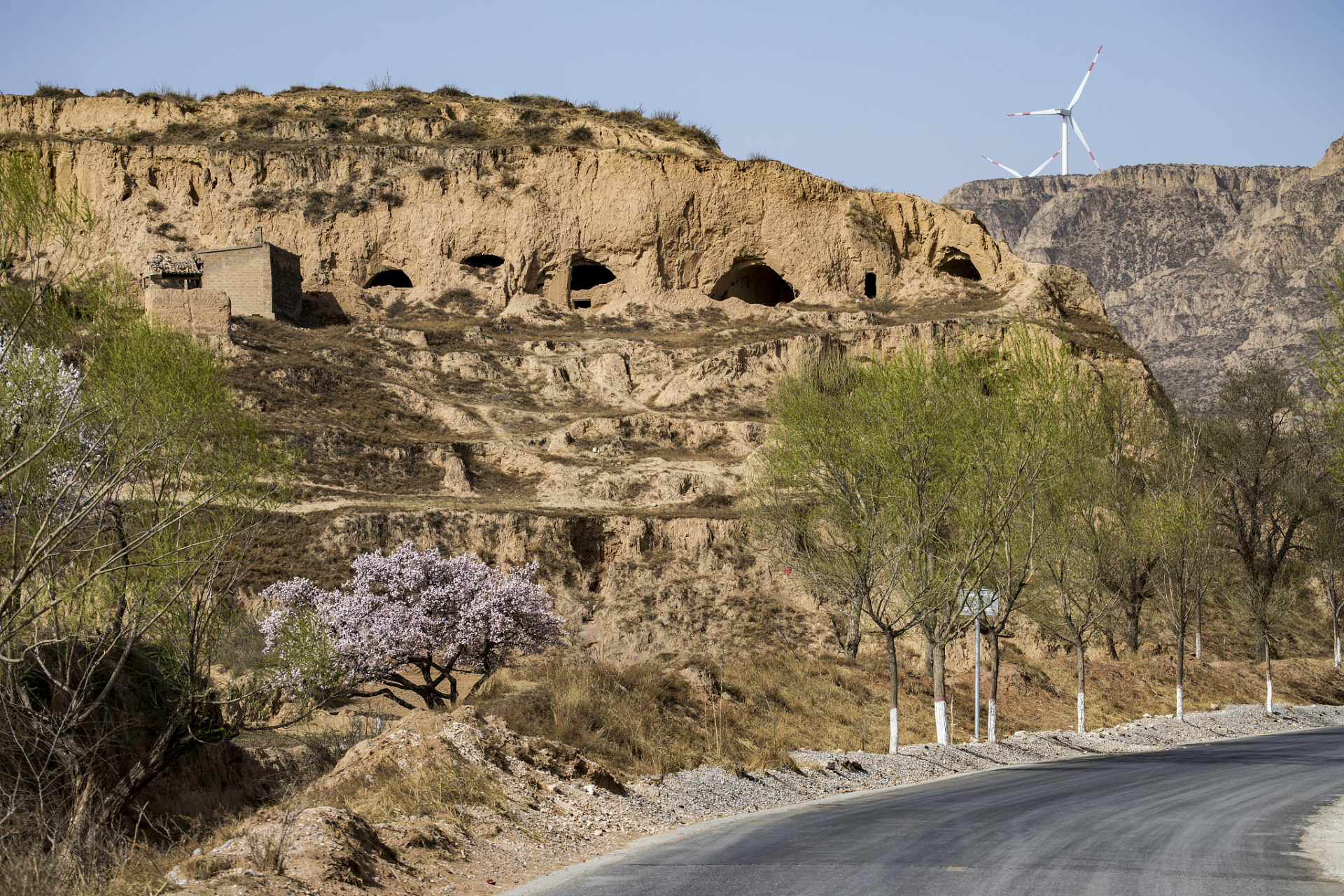 《陕北:黄土地上的壮丽诗篇》 陕北,这片位于中国北方的广袤土地,承载