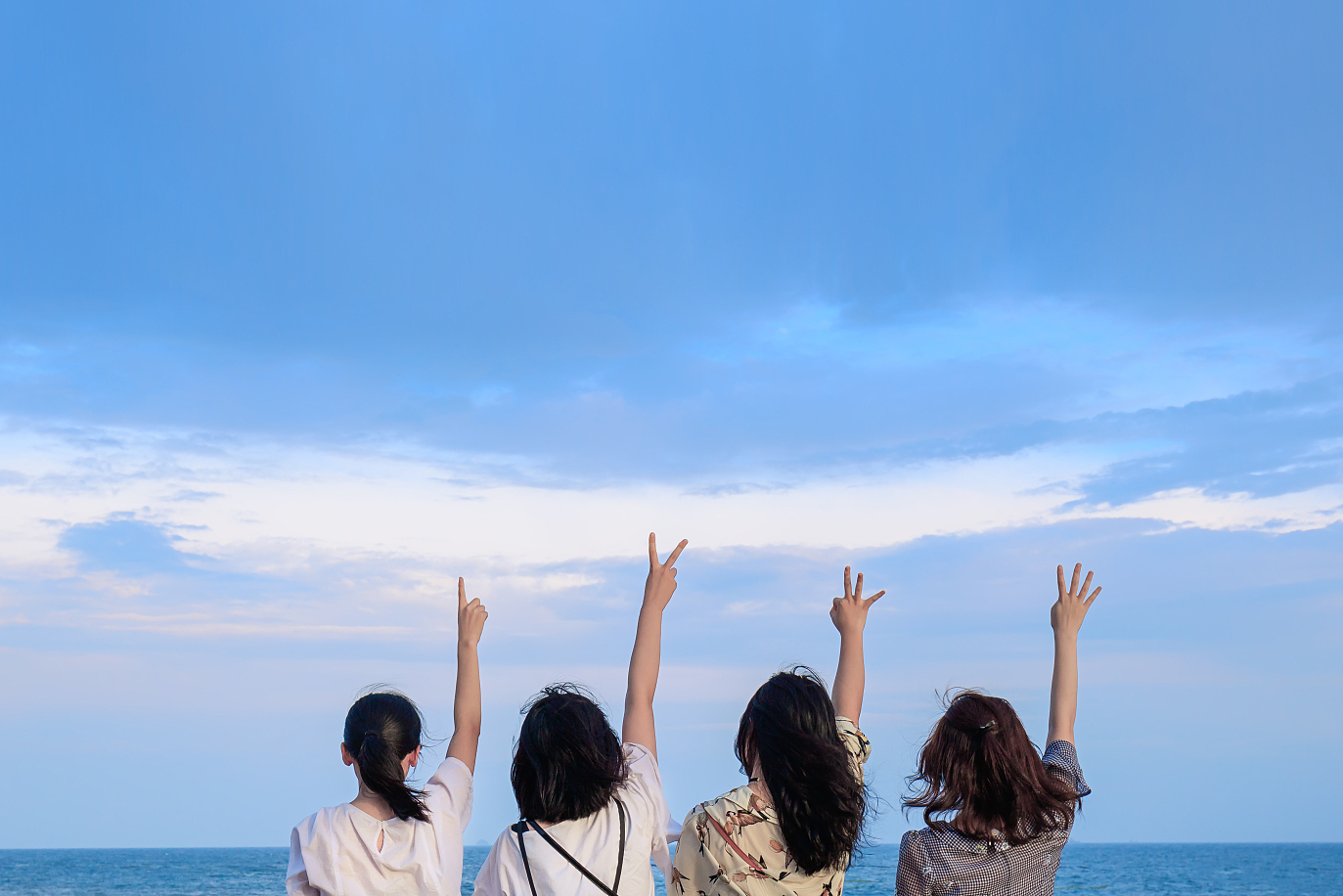 带上相机和心情,记录美好瞬间,让旅行成为难忘毕业季背影比耶几个自由