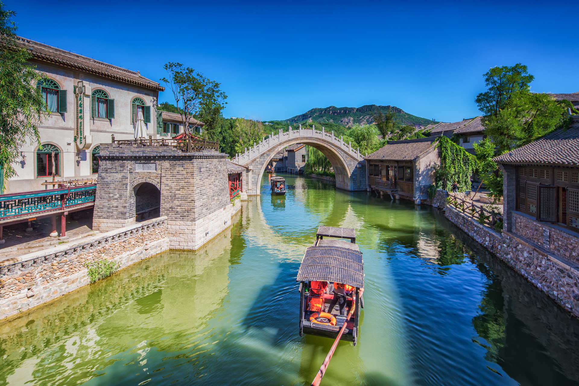 古北水镇,位于北京市密云区古北口镇司马台村,因位于古北口附近又有