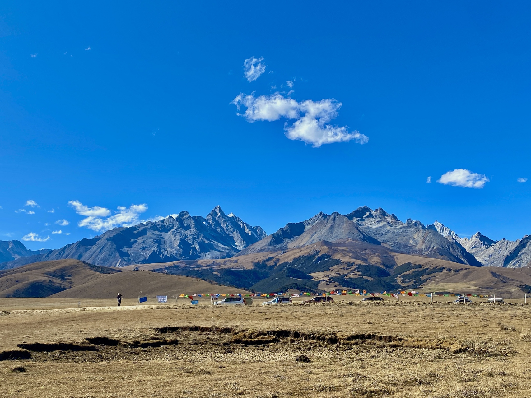 格聂神山位于四川甘孜藏族自治州理塘县,是四川的第三高峰.