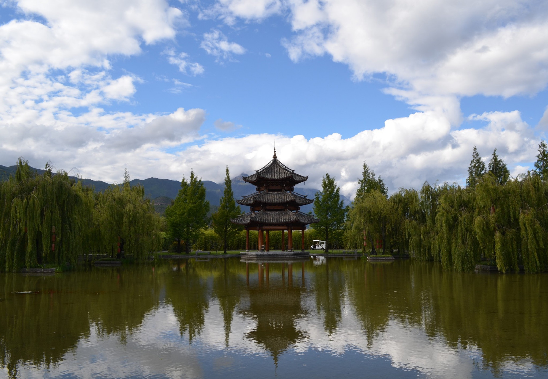 西昌市,位于川西高原的安宁河平原(四川第二大平原)腹地,是凉山彝族