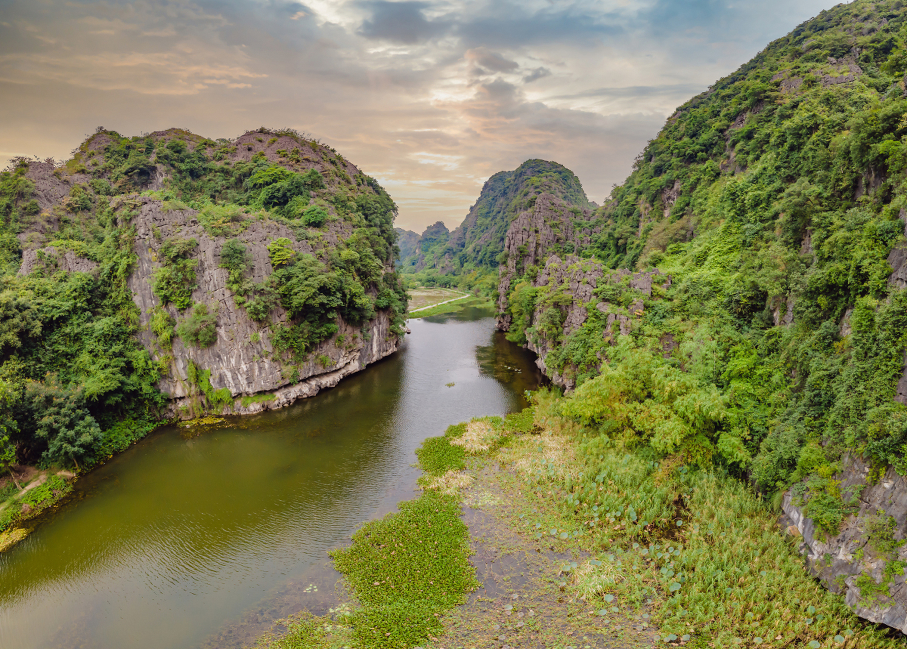 七星岩风景区,位于广东肇庆,以其岩峰,溶洞,湖泊,碑刻,寺观为主体景观