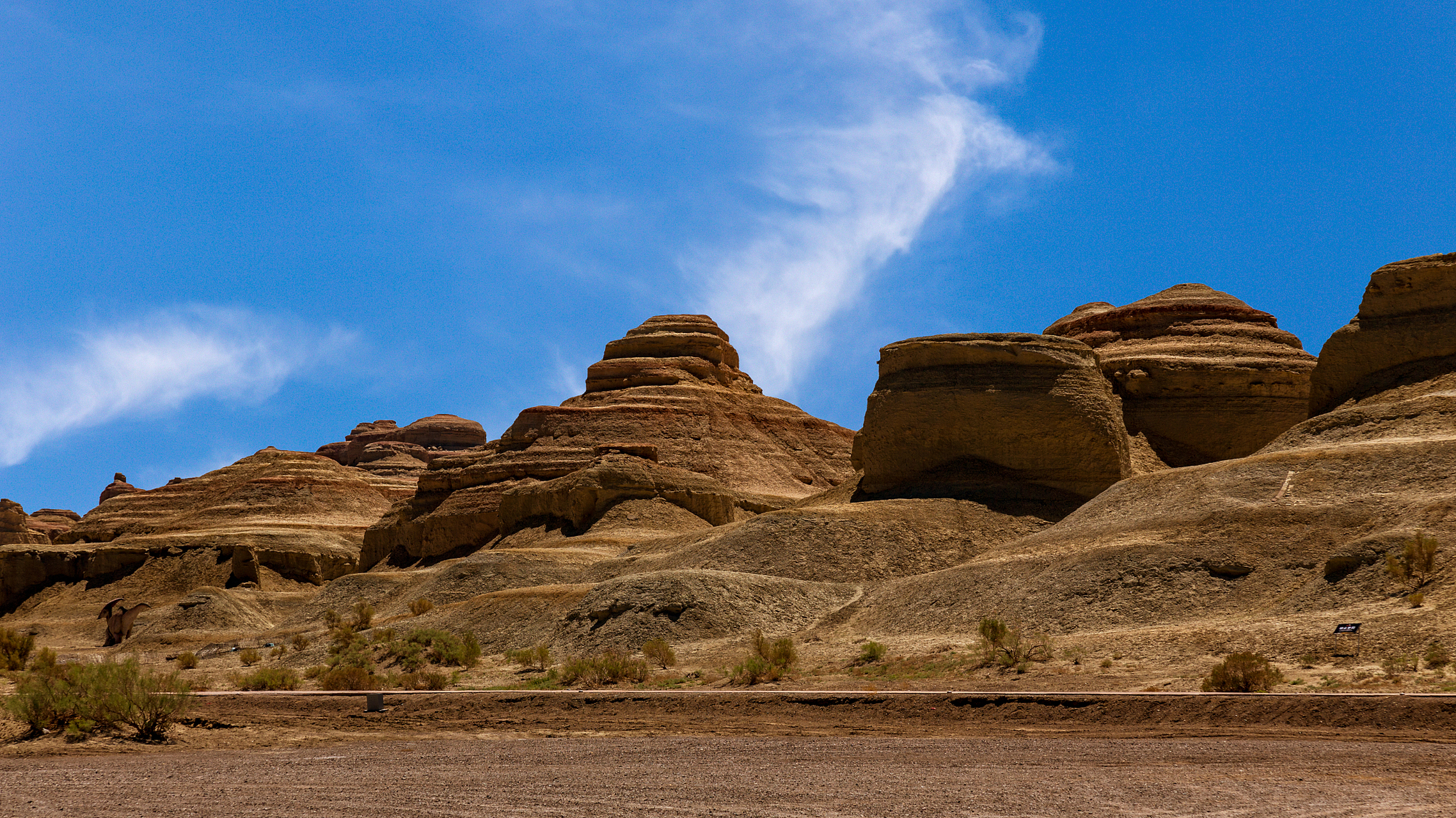 嬉行记# 敦煌雅丹魔鬼城是中国西北地区的一处奇特景观,其由来可上溯