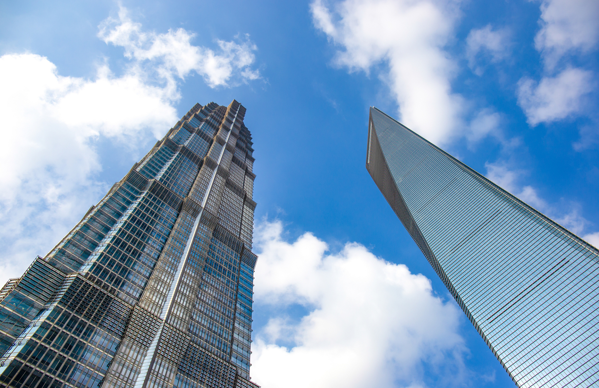 美国纽约93层摩天大楼剧烈晃动:伴有巨响,员工仓皇逃离