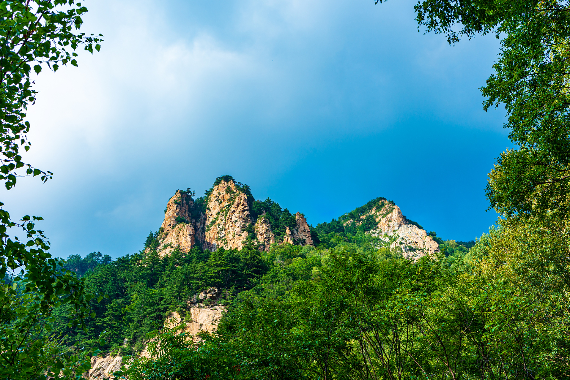 与晋城市山河镇狄河村交界,神农山风景名胜区面积102平方公里,全球