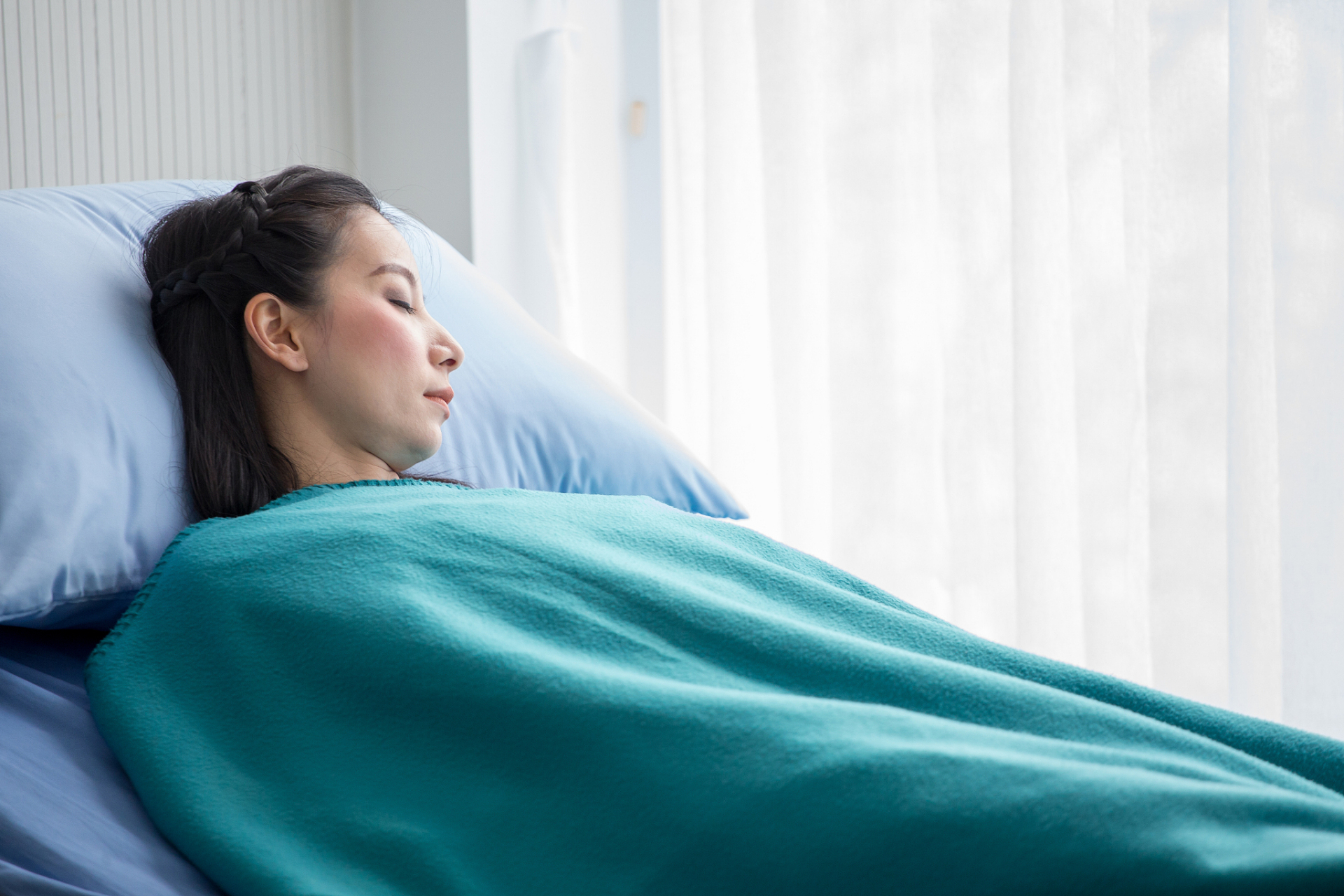 清晨醒来又感到睡意朦胧,有些人会硬撑过去,但有些人会倒头继续睡.