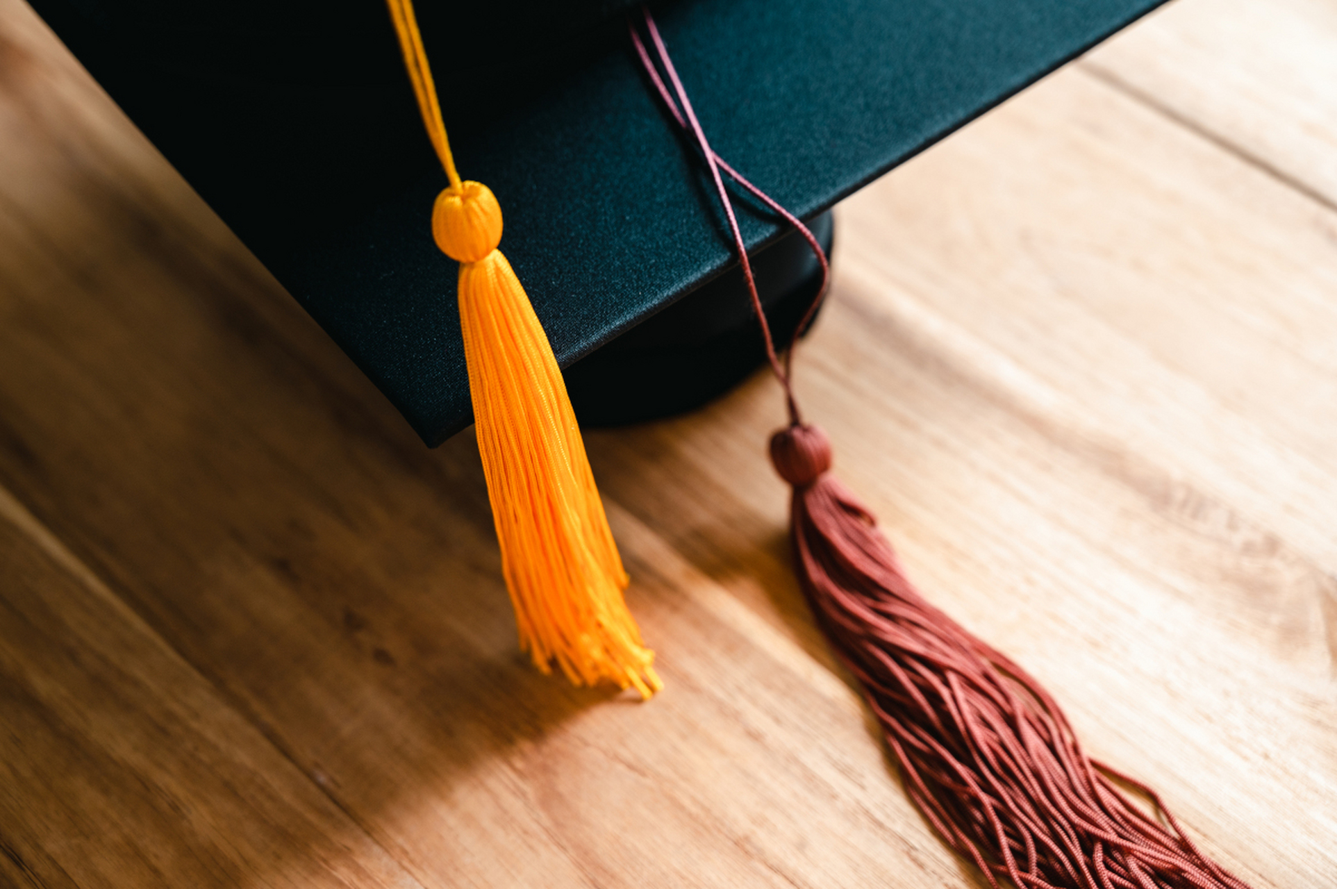 制作流苏穗子需要准备彩色线,剪刀,木珠和钩针.