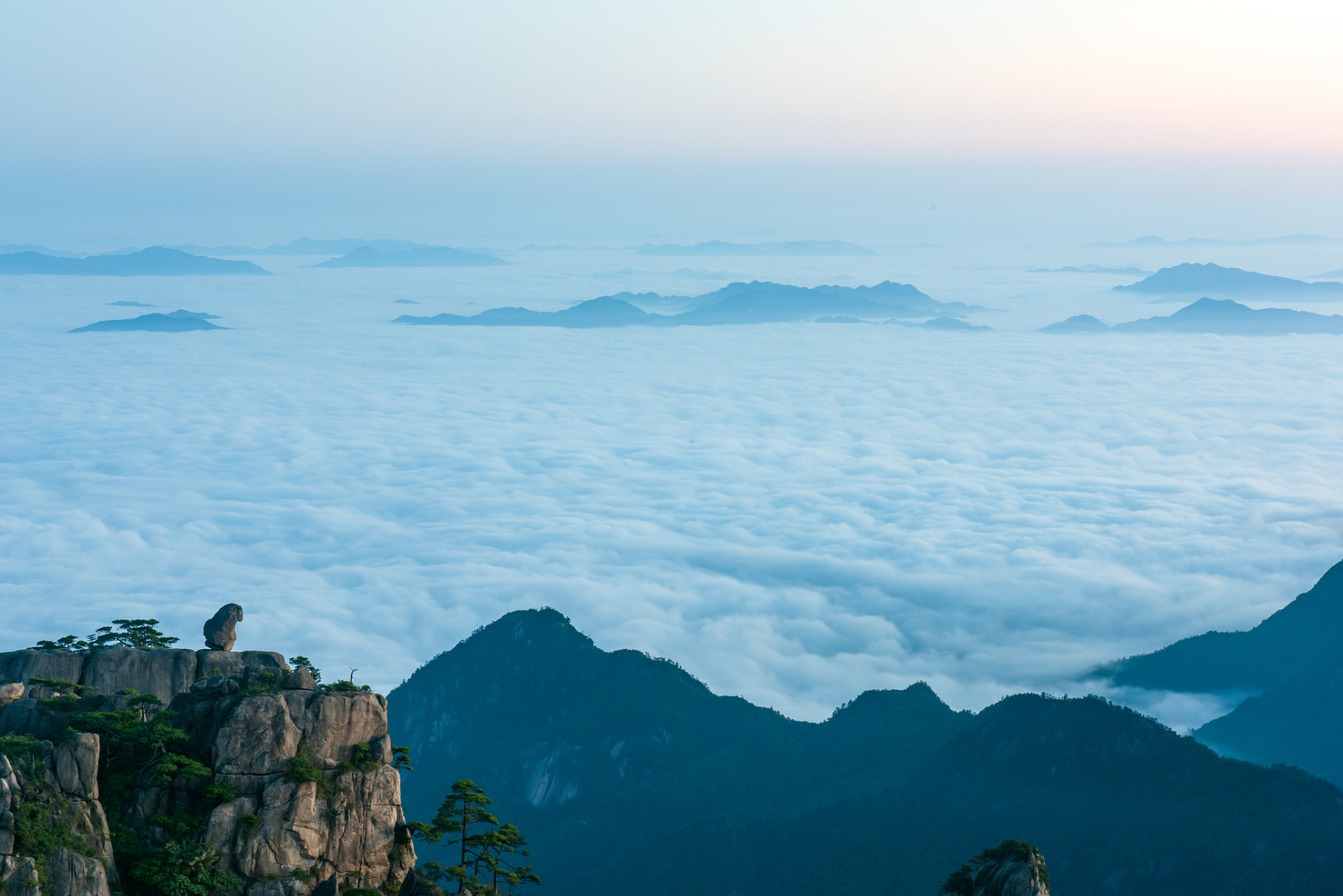首日登莲花峰,光明顶,沿途赏景;次日探奇峰怪石,云海奇观,游古村落品