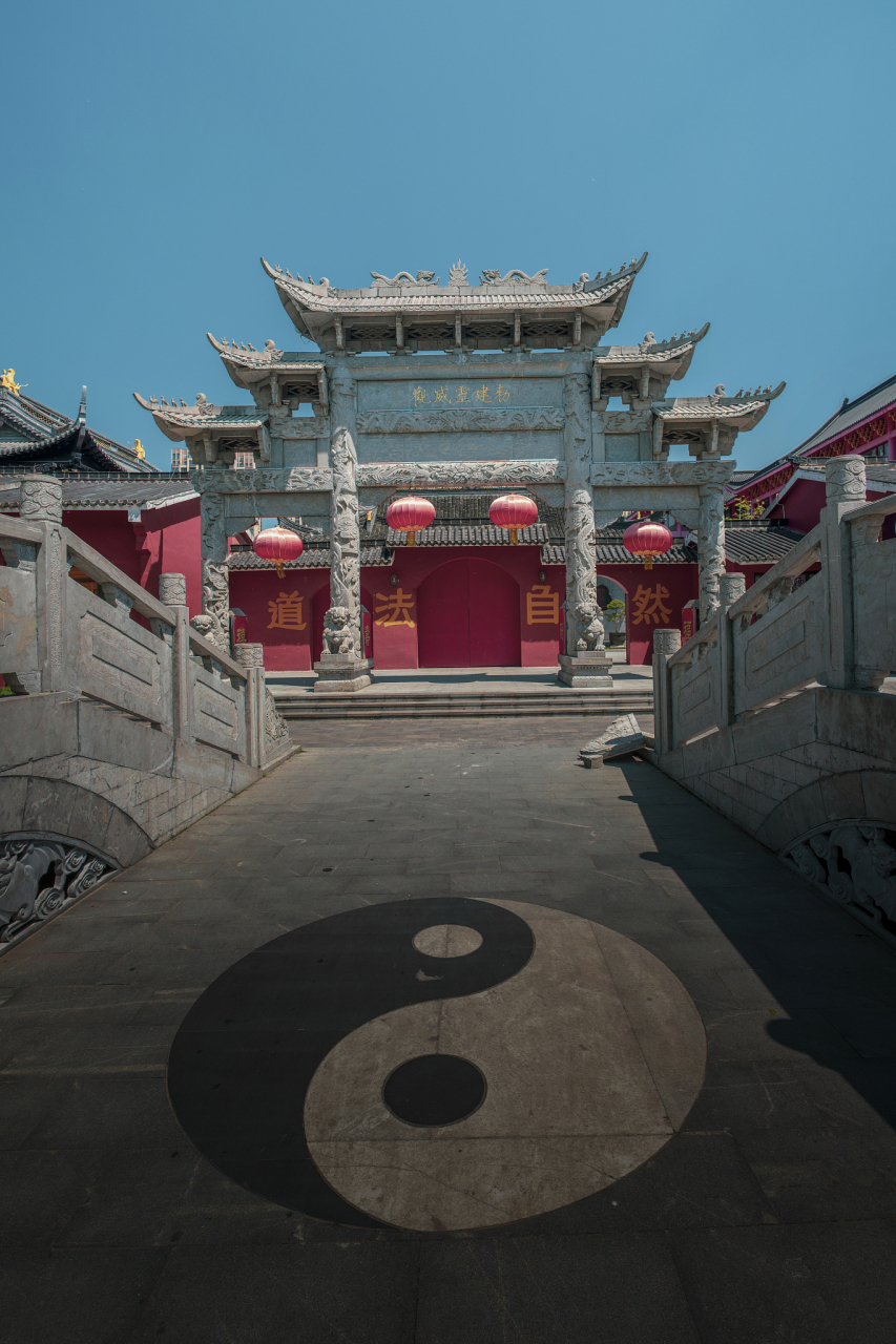 在这个看似宗教与商业交织的时代,我们不禁要问:寺