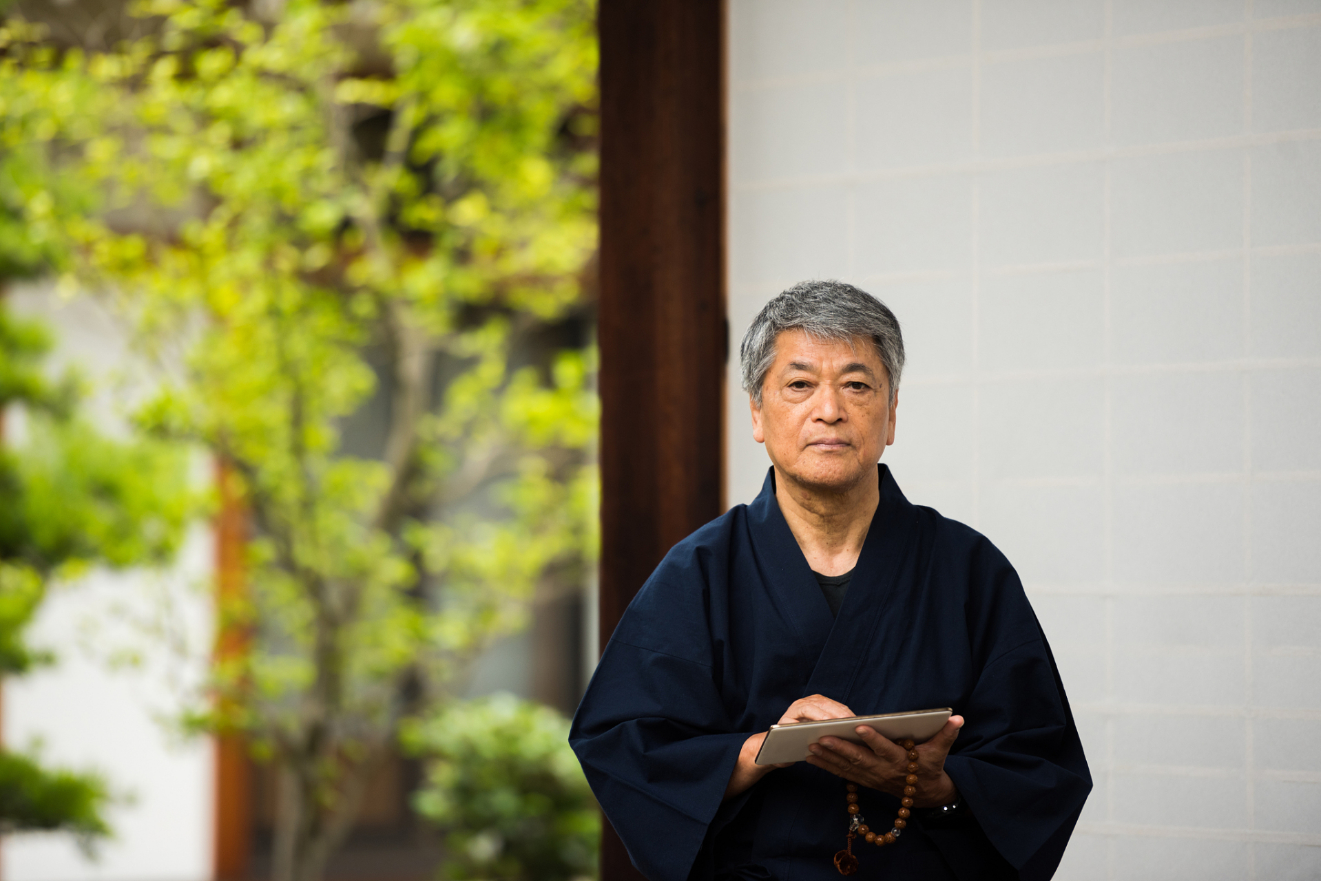 《铃木大拙:谁在困扰我们》 很多时候,并不是别人在困扰我们,而是我们