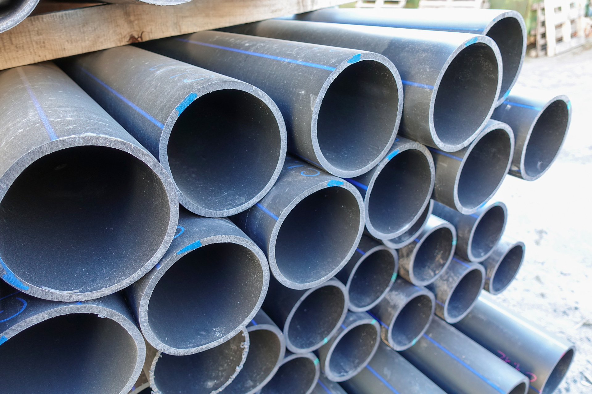 pe管由聚乙烯制成,具有优良的耐腐蚀性,柔韧性,耐低温性能和断裂韧性