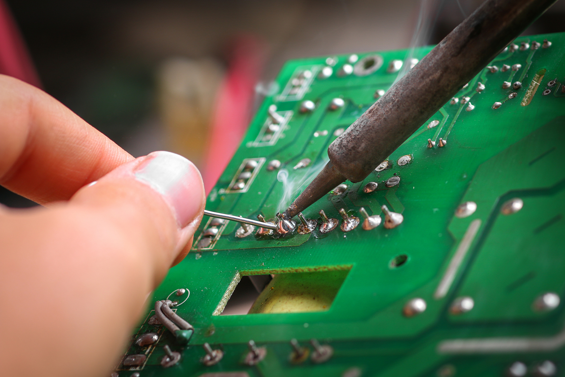 主板焊锡技术是指在pcb上使用焊接技术连接各种电子元件的过程.