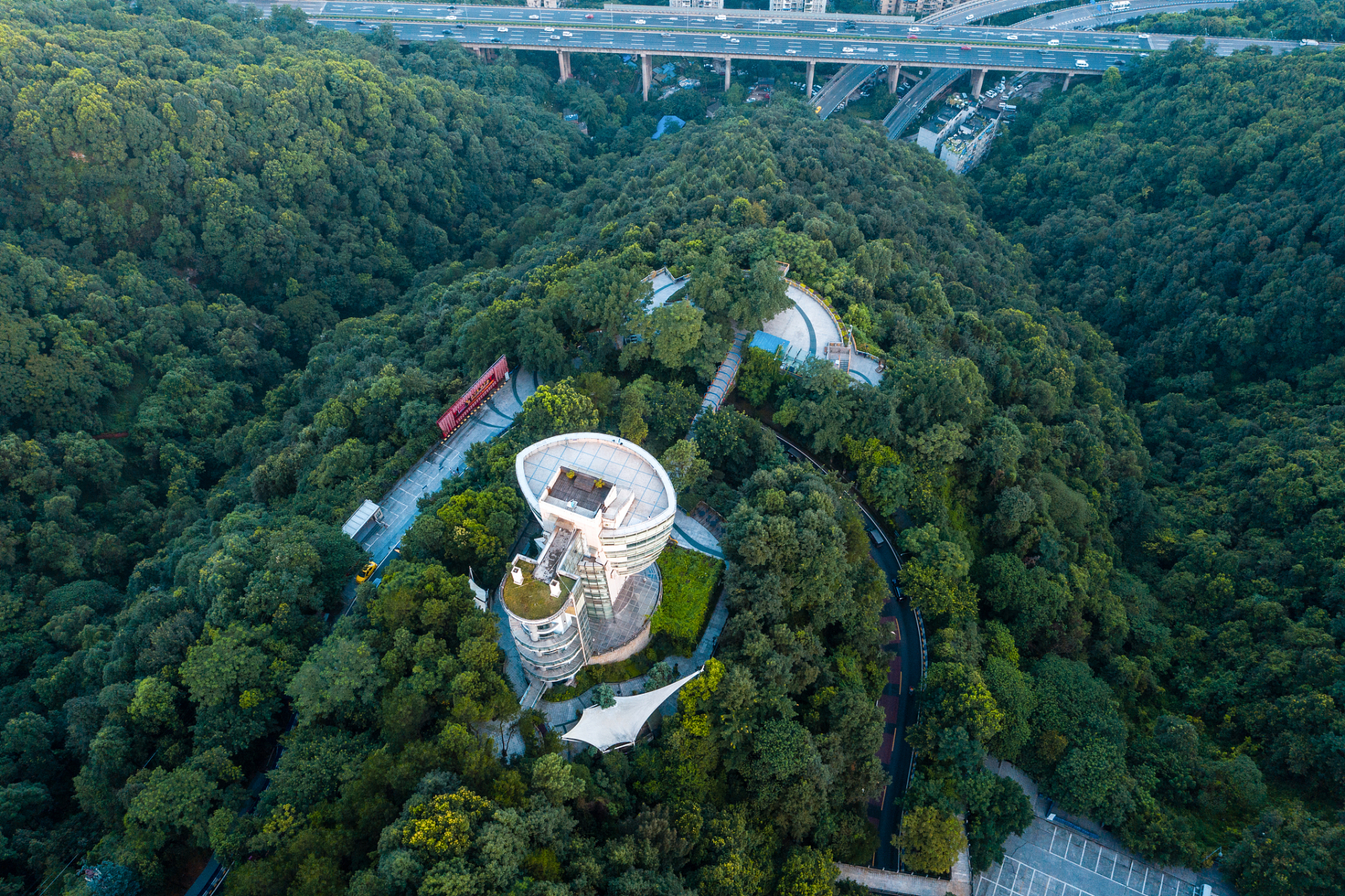 南山一棵树观景台位于重庆市南岸区南山半山腰处,与重庆主城区隔江