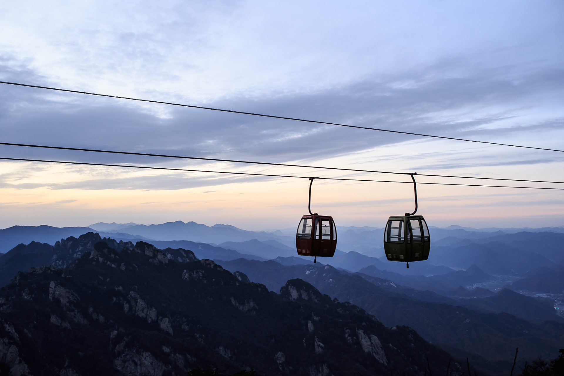 泰山索道分为两条线路,分别是中天门到南天门和红门到中天门.