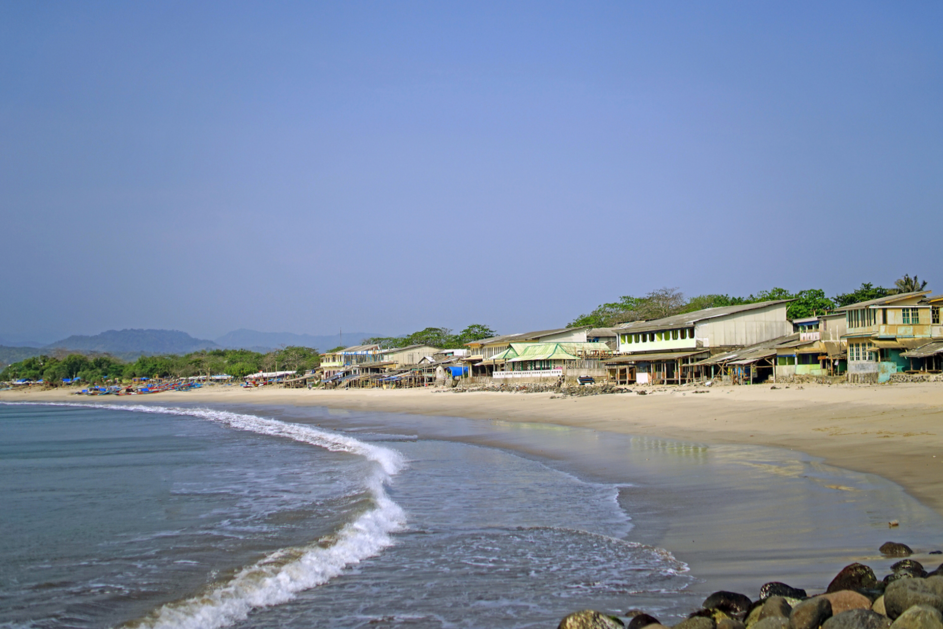 上川岛和下川岛各有特色,上川岛注重文化氛围和渔家风情,下川岛旅游