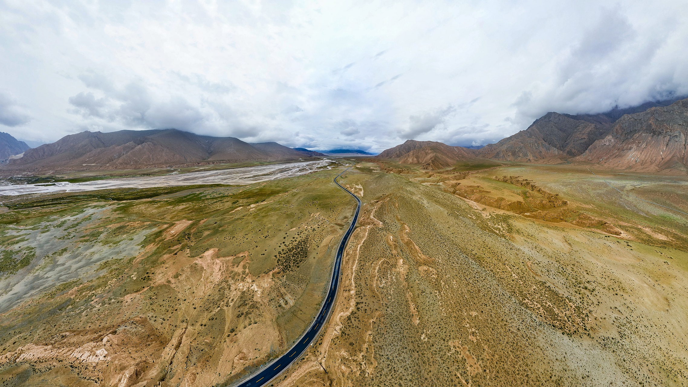 可可西里山位于西藏,新疆,青海交界,属昆仑山脉南支,长500千米,平均