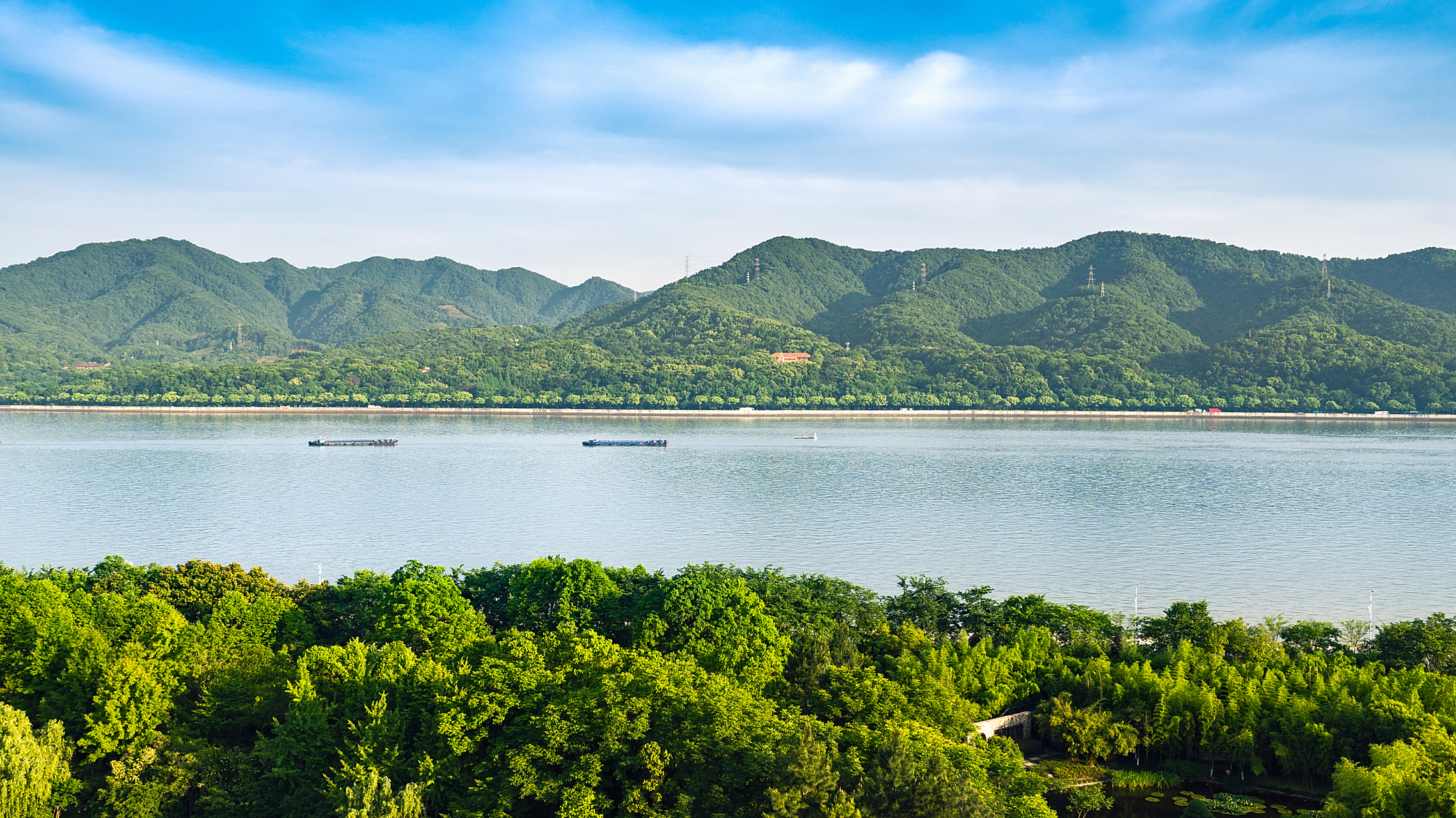 浙江最美的十大湖泊: 1.杭州西湖             2.淳安千岛湖 3.