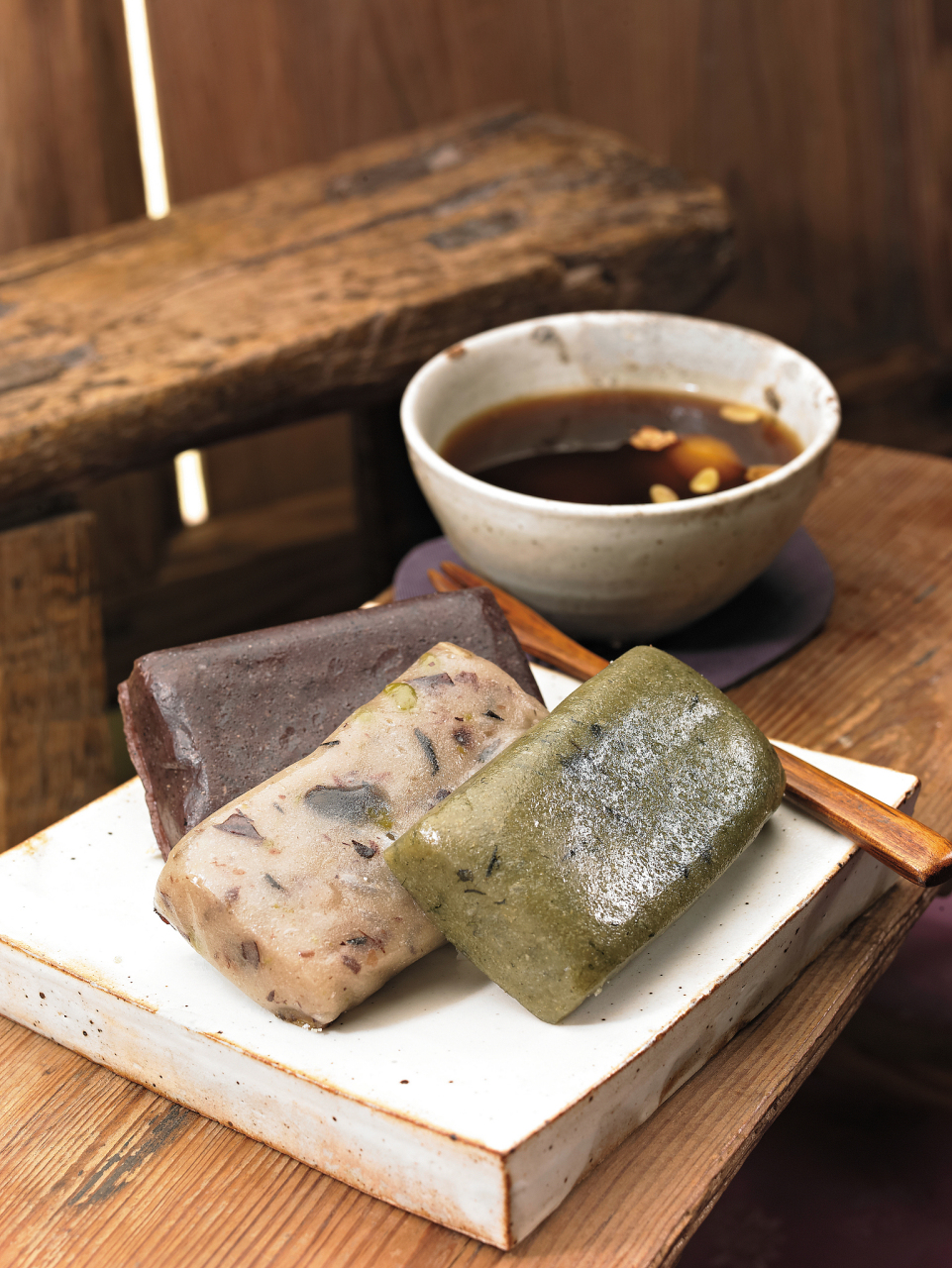 很久以前,杭州西湖边城隍山下住着一个姓孟的绍兴人,大家叫他小绍 ..