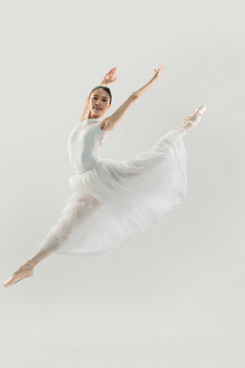 一舞蹈学院女大学生夜晚回学校,被一男人拦住劫色,女生主动把裙子拉