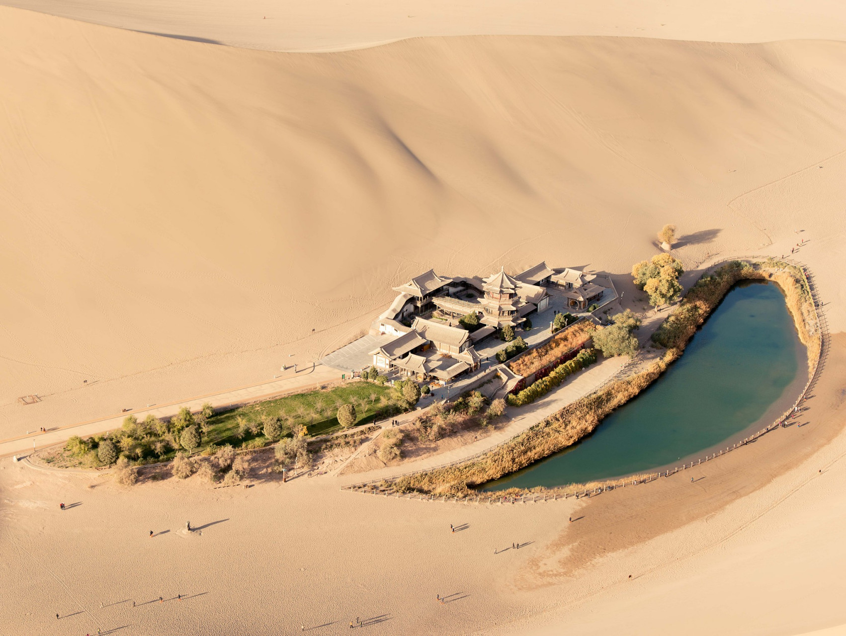 沙岭晴鸣,五一来鸣沙山月牙泉赏大漠风光 甘肃敦煌的鸣沙山月牙泉景区