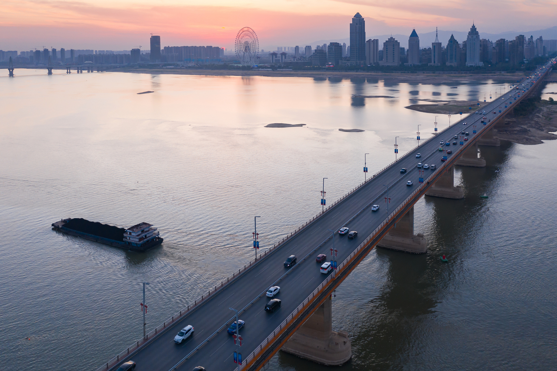 八一桥底下晚上去会有什么: 1.