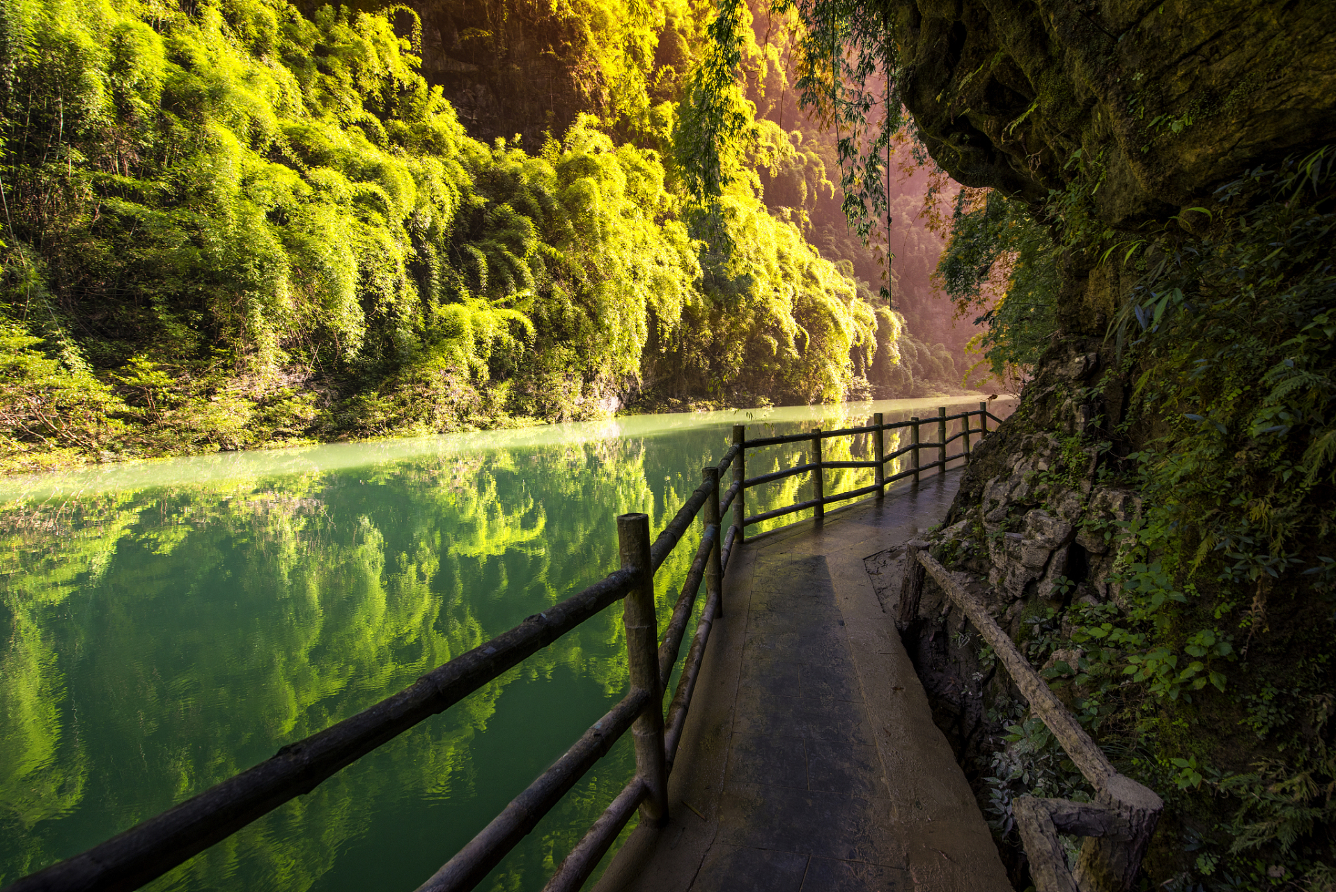 这条河流源自贵州省务川县分水乡,穿越贵州与重庆交界,最终汇入乌江.