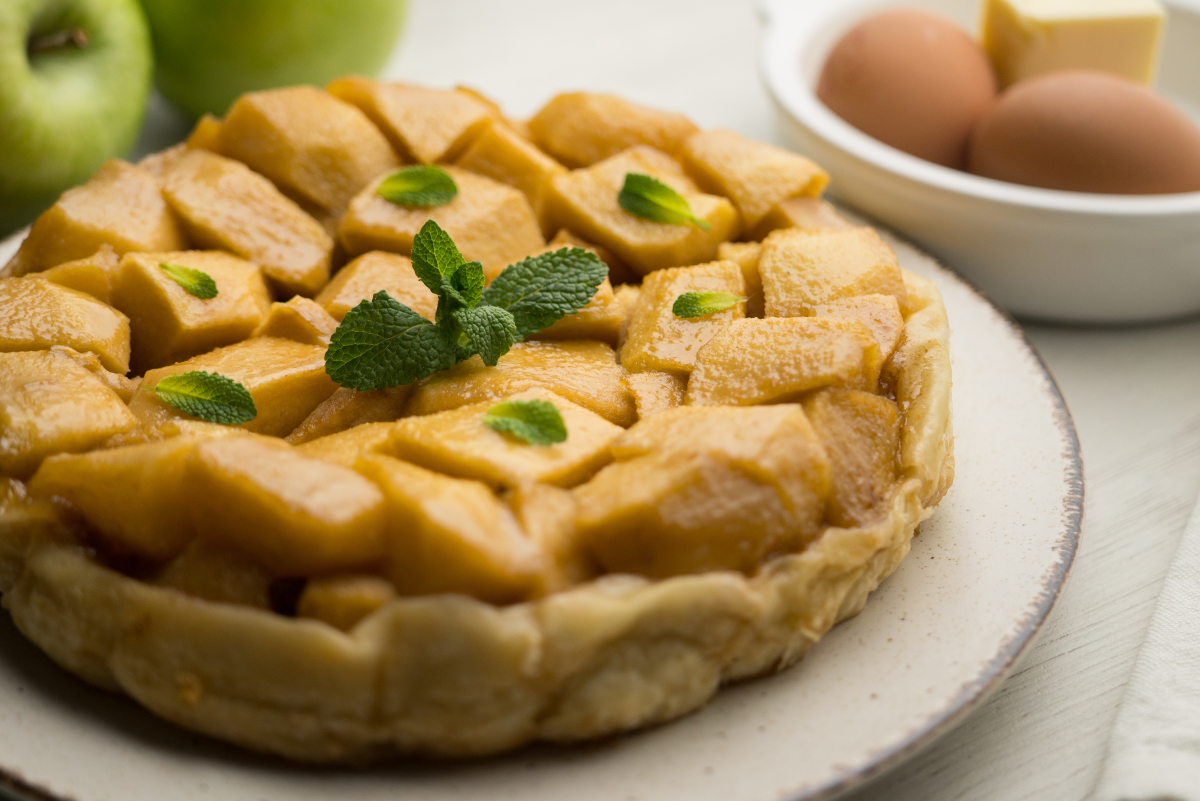 《广东九龙豆腐:英德的美食传奇》 在广东的九龙镇,有一种美食,它以