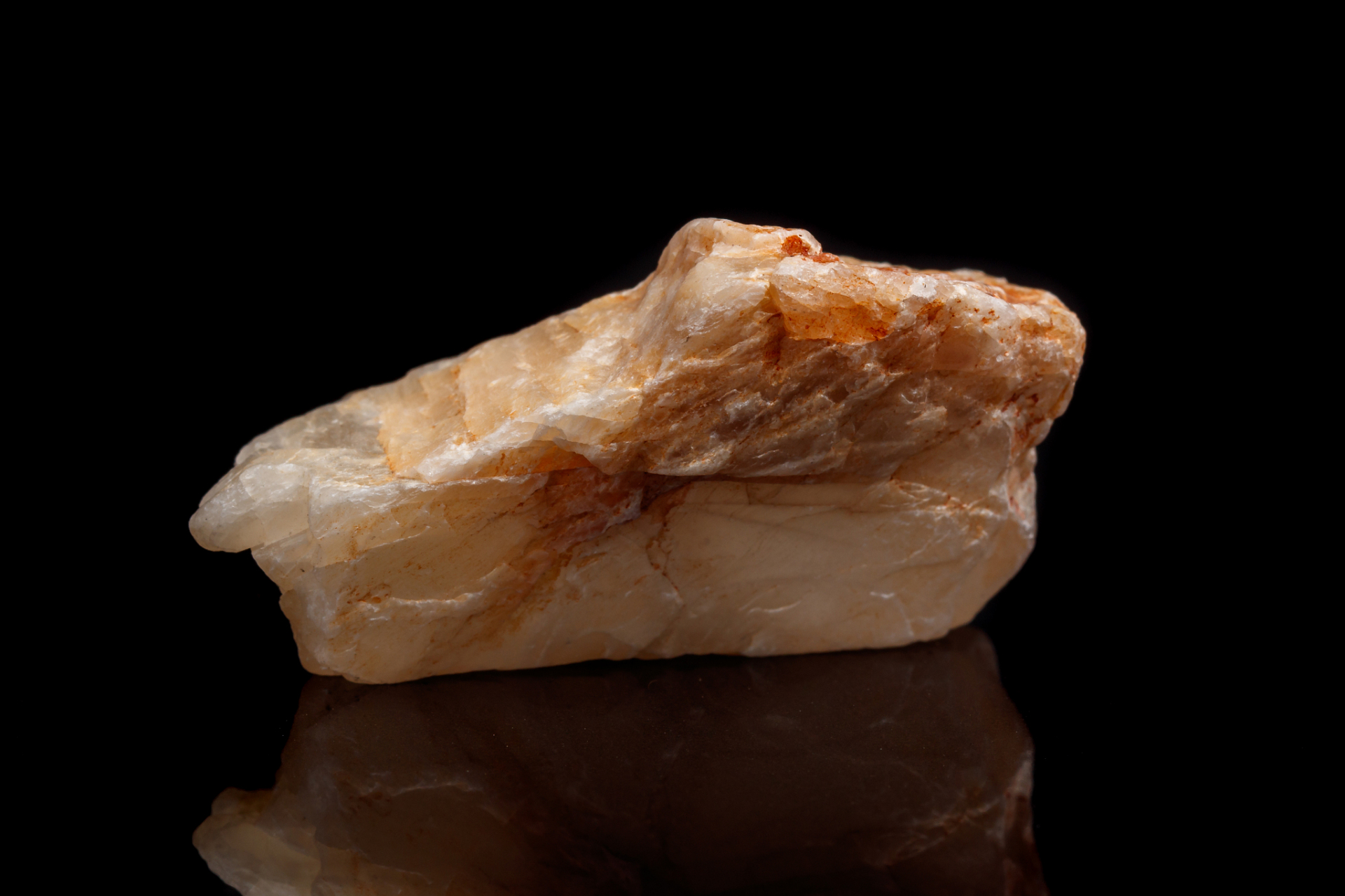 和田玉籽料都是在河床中自然形成的,在自然状态下,和田玉经历了亿万年