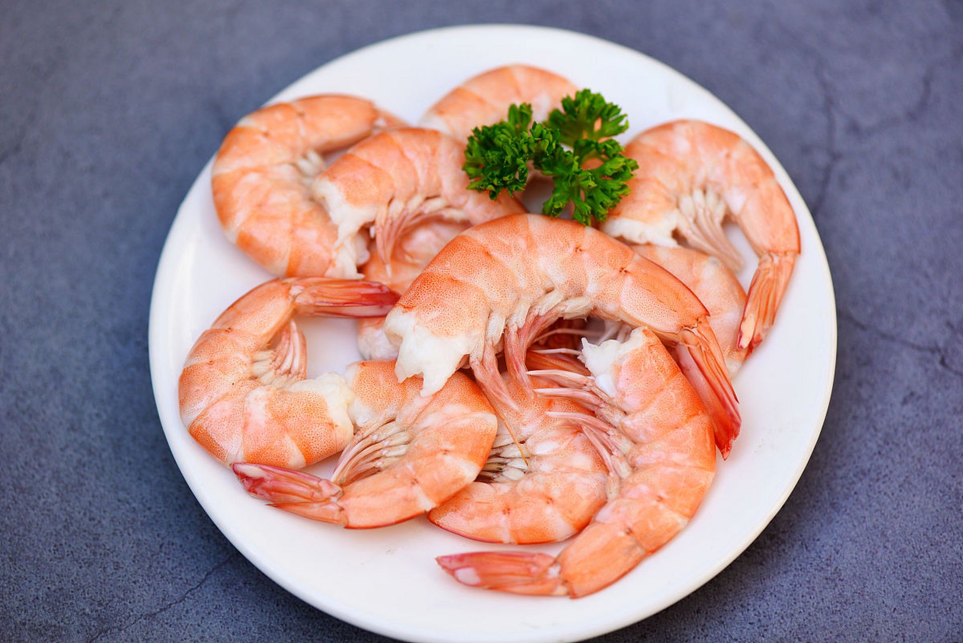 白灼虾是一道简单而美味的海鲜菜肴,本文将为你详细介绍白灼虾的做法