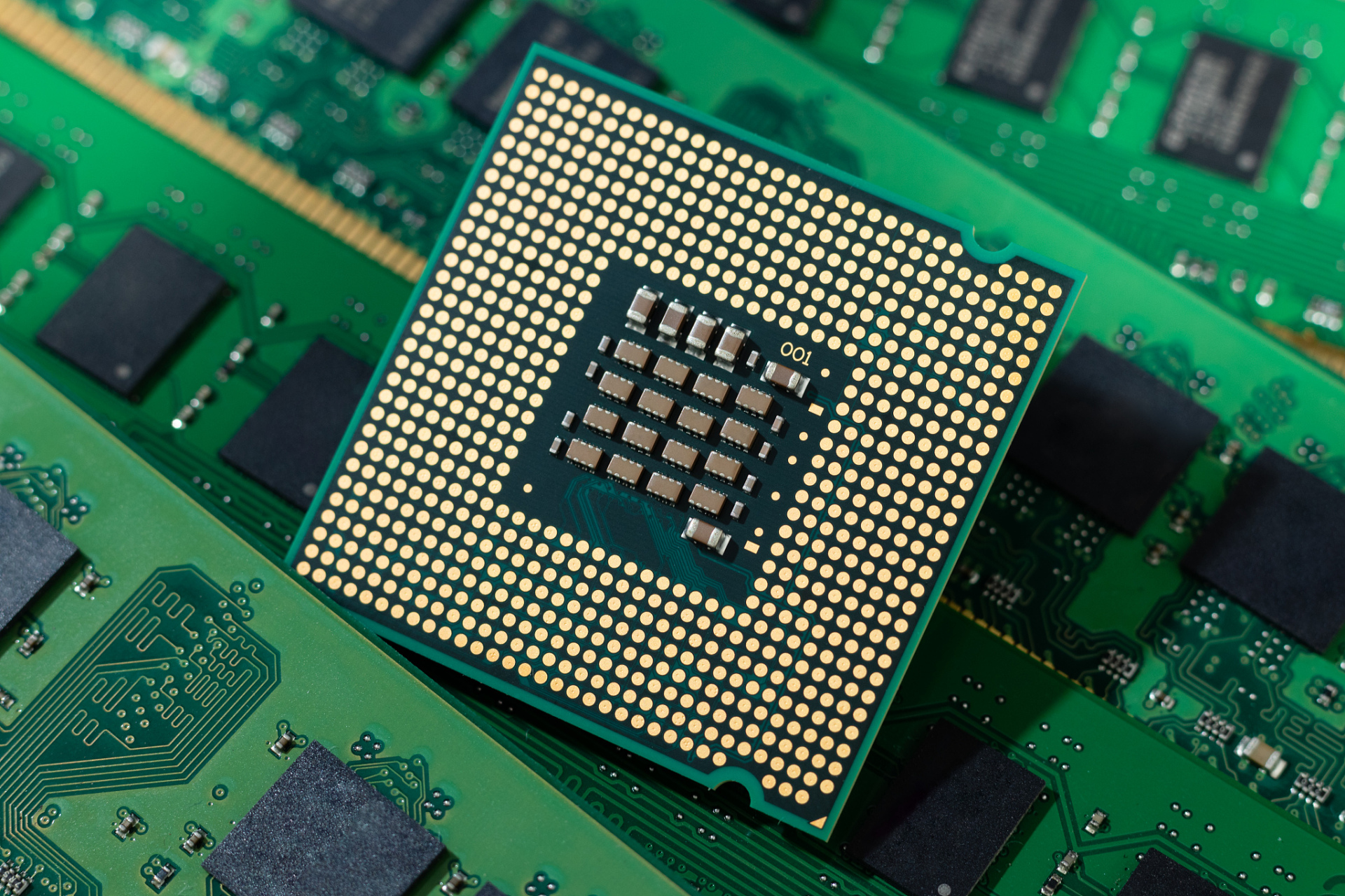 最近龙芯中科推出了新一代四核处理器龙芯3a6000,龙芯3a6000适用于高