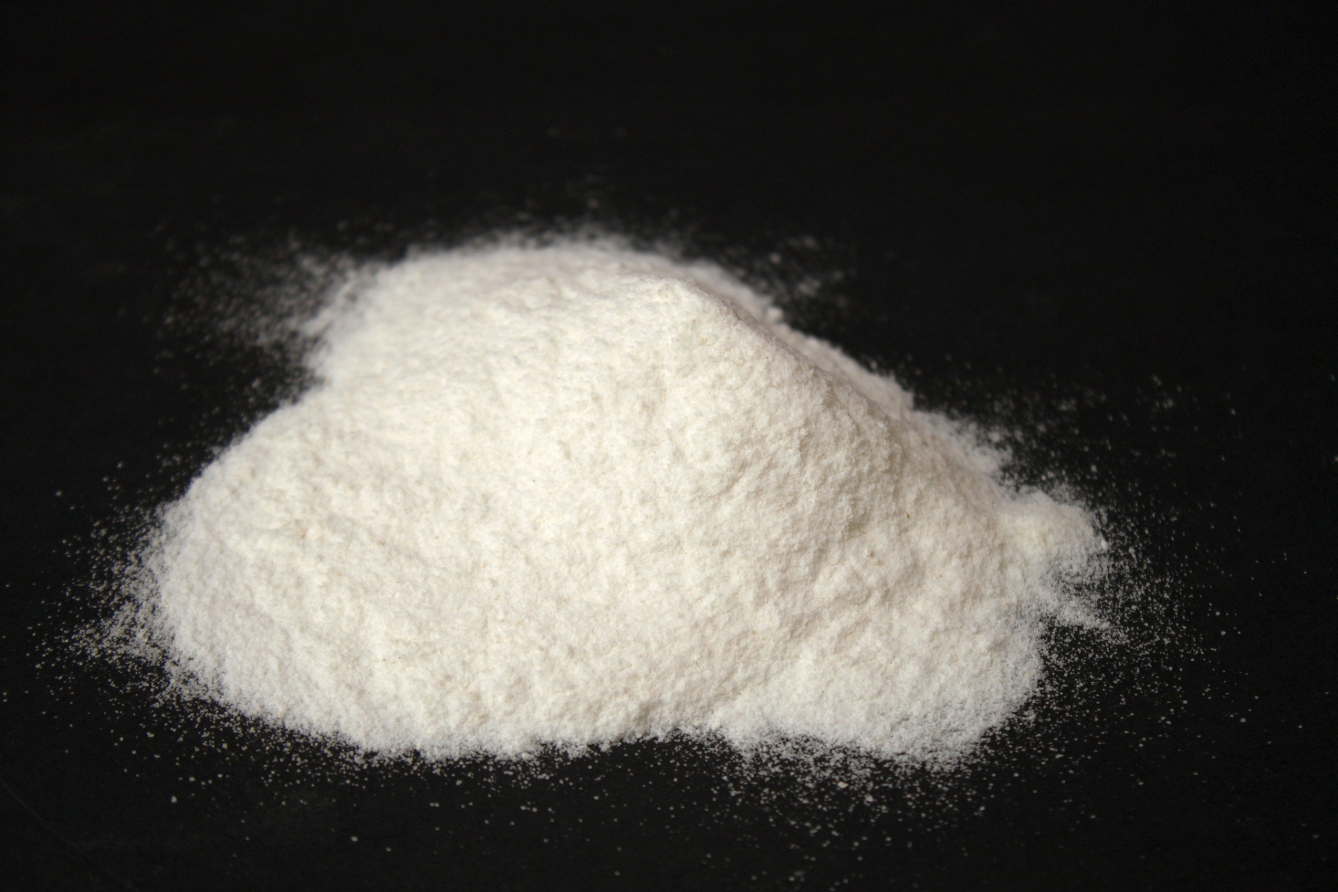 时隔4月 碳酸锂吨价重回20万元以下】碳酸锂现货吨价再度跌破20万大关