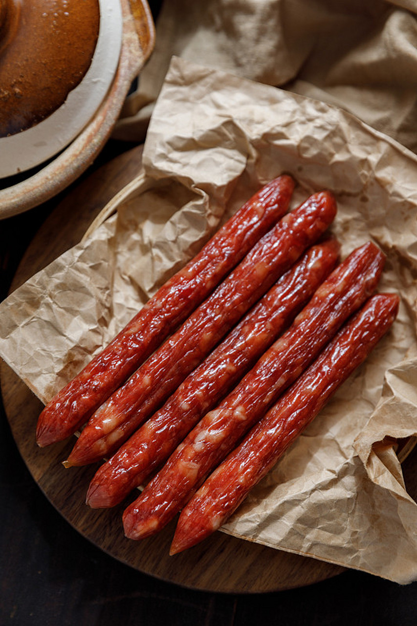 广式腊肠是一种传统的中式食品,尤其在广东地区备受欢迎.