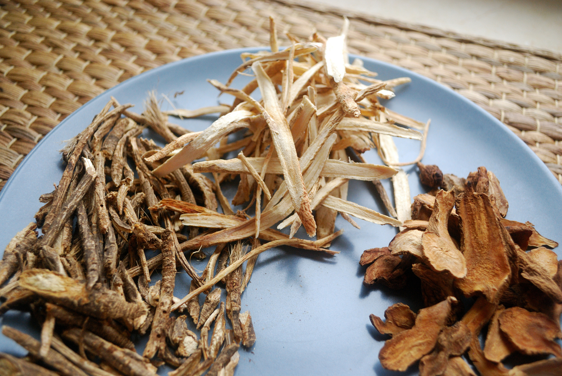 首先,鱼腥草具有清热解毒,利尿通淋,消痈排脓等功效,对于治疗肺痈吐