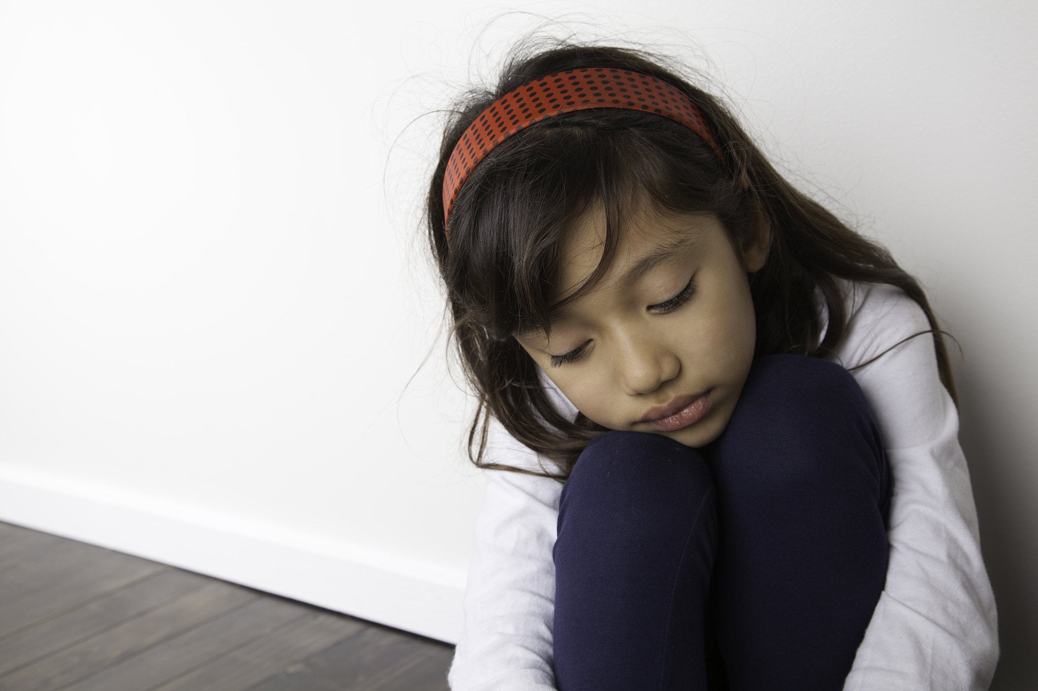 家长和教师应及时发现并采取行动帮助孩子摆脱被欺负的状况,共同找