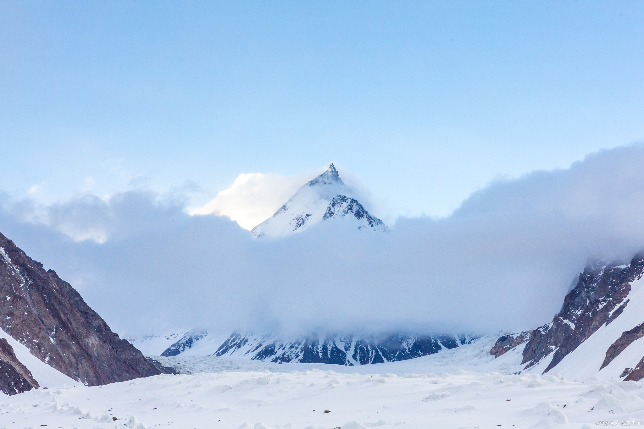 乔戈里峰,也被称为k2峰,是世界上第二高峰,海拔8611米,位于喀喇昆仑