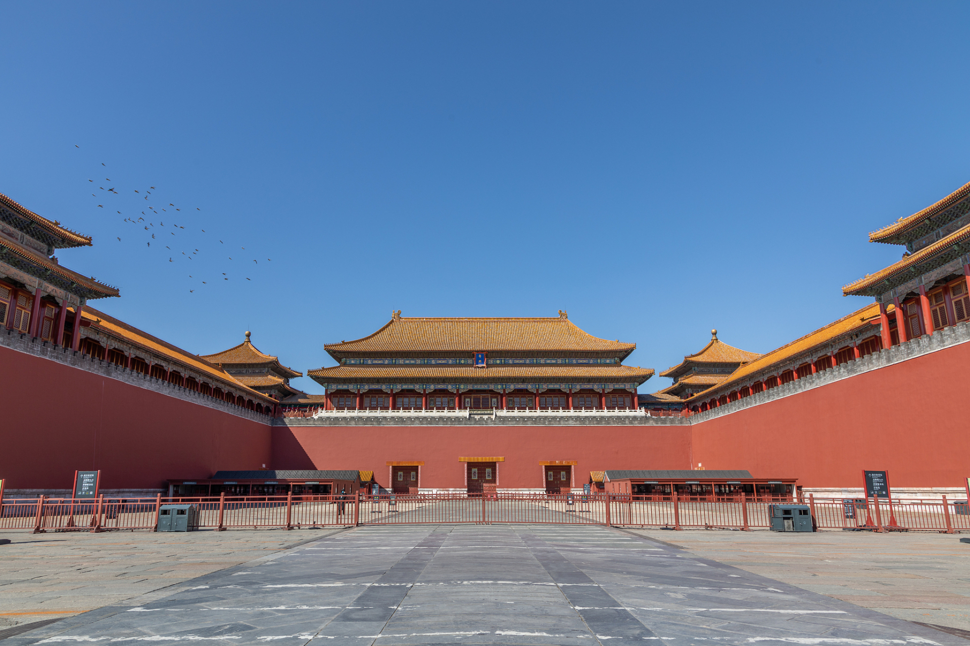 故宫是明清两代皇家宫殿,位于北京市中心,是世界文化遗产之一.