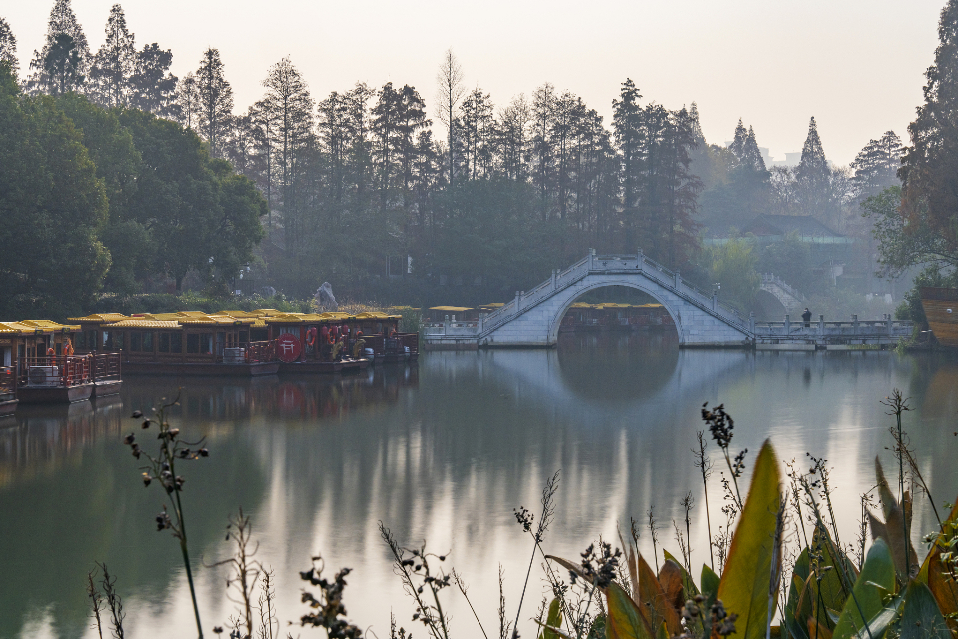 南京白鹭洲公园东北角的鹫峰寺,建于明代,以纪念唐朝名僧鹫峰.