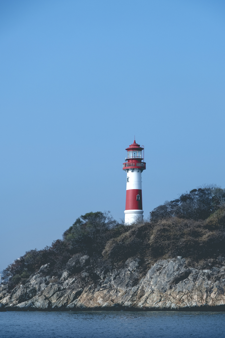 日光岩 简介:日光岩是鼓浪屿的标志性景点之一,也是岛上的制高点