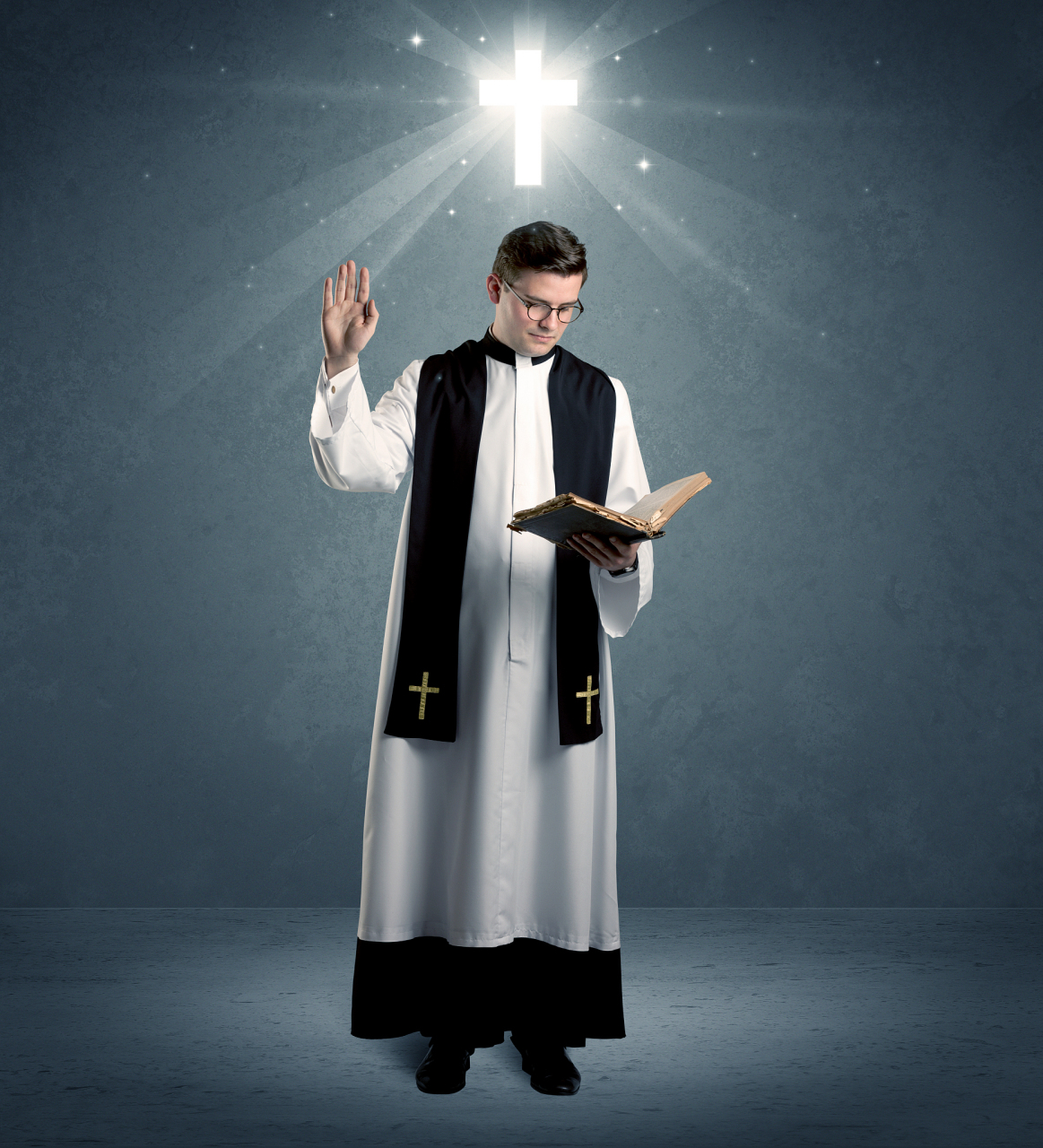 天主教的守护者——神父,执行圣事,解读神言;新教的核心力量—牧师