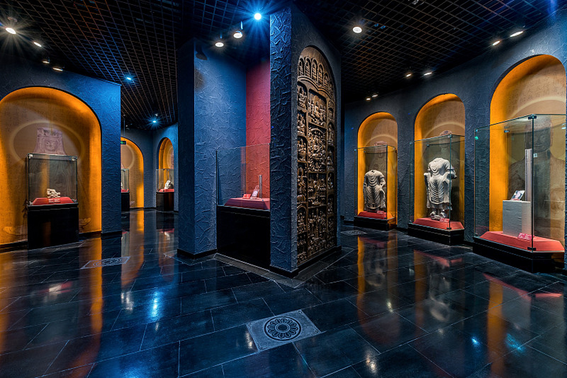 博物馆展厅在最初设计时需要注意以下几个方面: 1.功能布局.