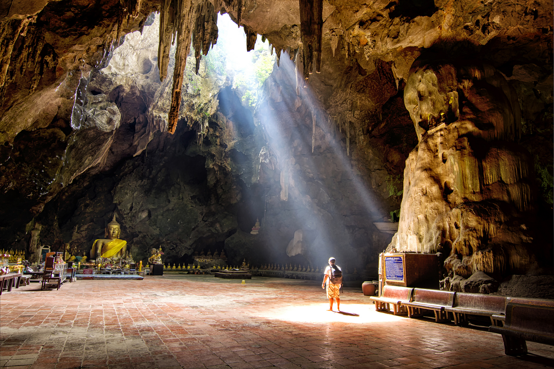 恩施黄金洞是一座以奇,秀,雄,险而著称的天然大溶洞,位于湖北省恩施市