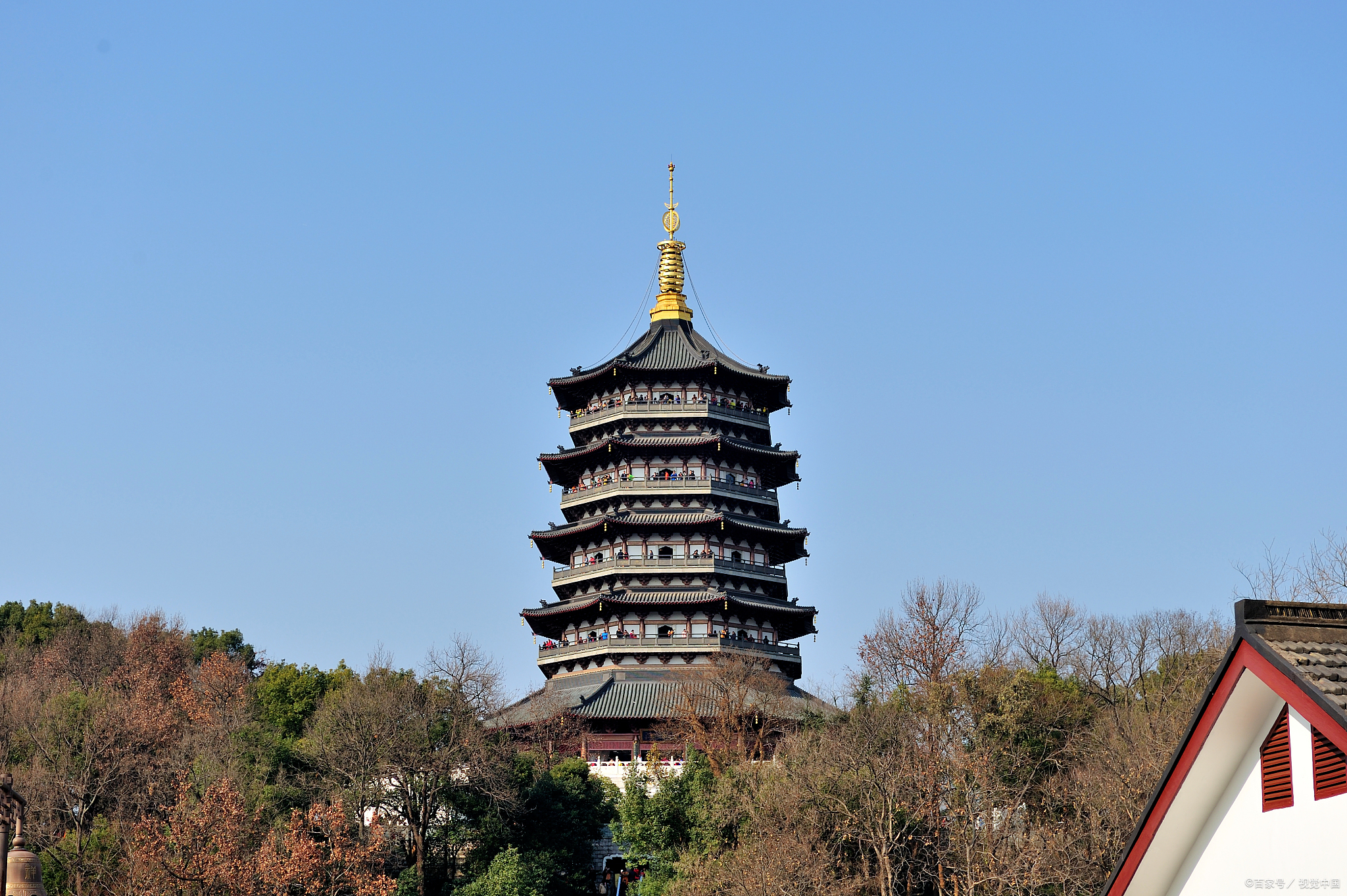 雷峰塔,位于我国浙江省杭州市西湖景区的南屏山麓,是西湖畔一座举世
