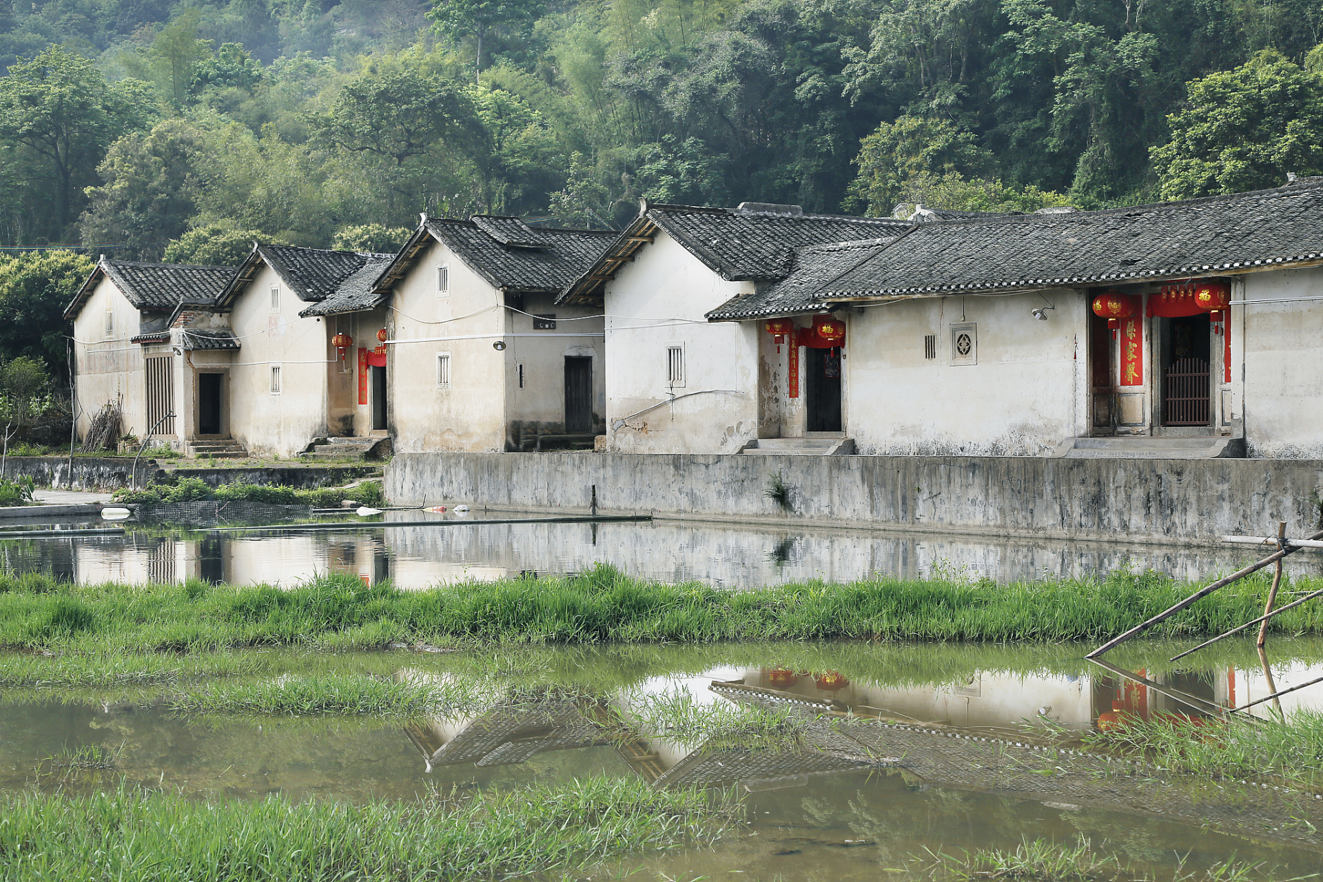 红井位于瑞金市沙洲坝镇,是一处以红色文化为主题的旅游景点,历史可以
