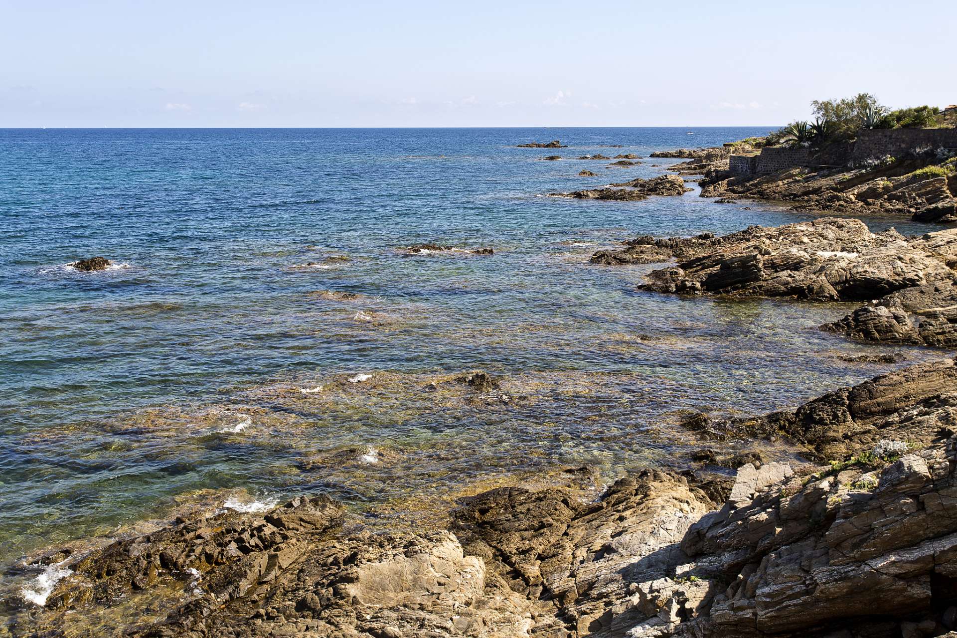 省湛江市徐闻县,是中国大陆沿岸唯一发育和保存良好的现代珊瑚岸礁