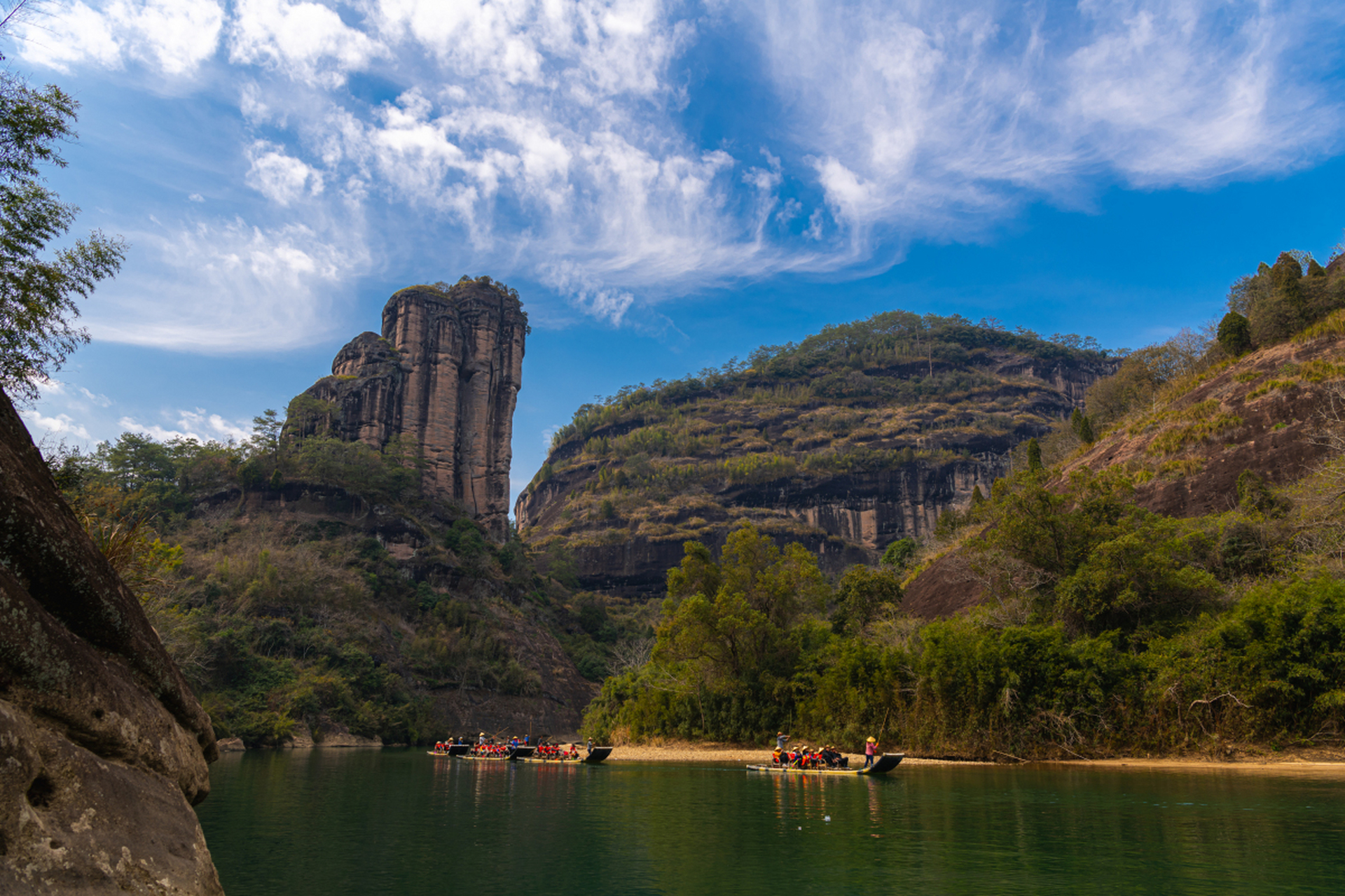 武夷山国家森林公园位于福建省武夷山市,以森林生态和自然景观为主.