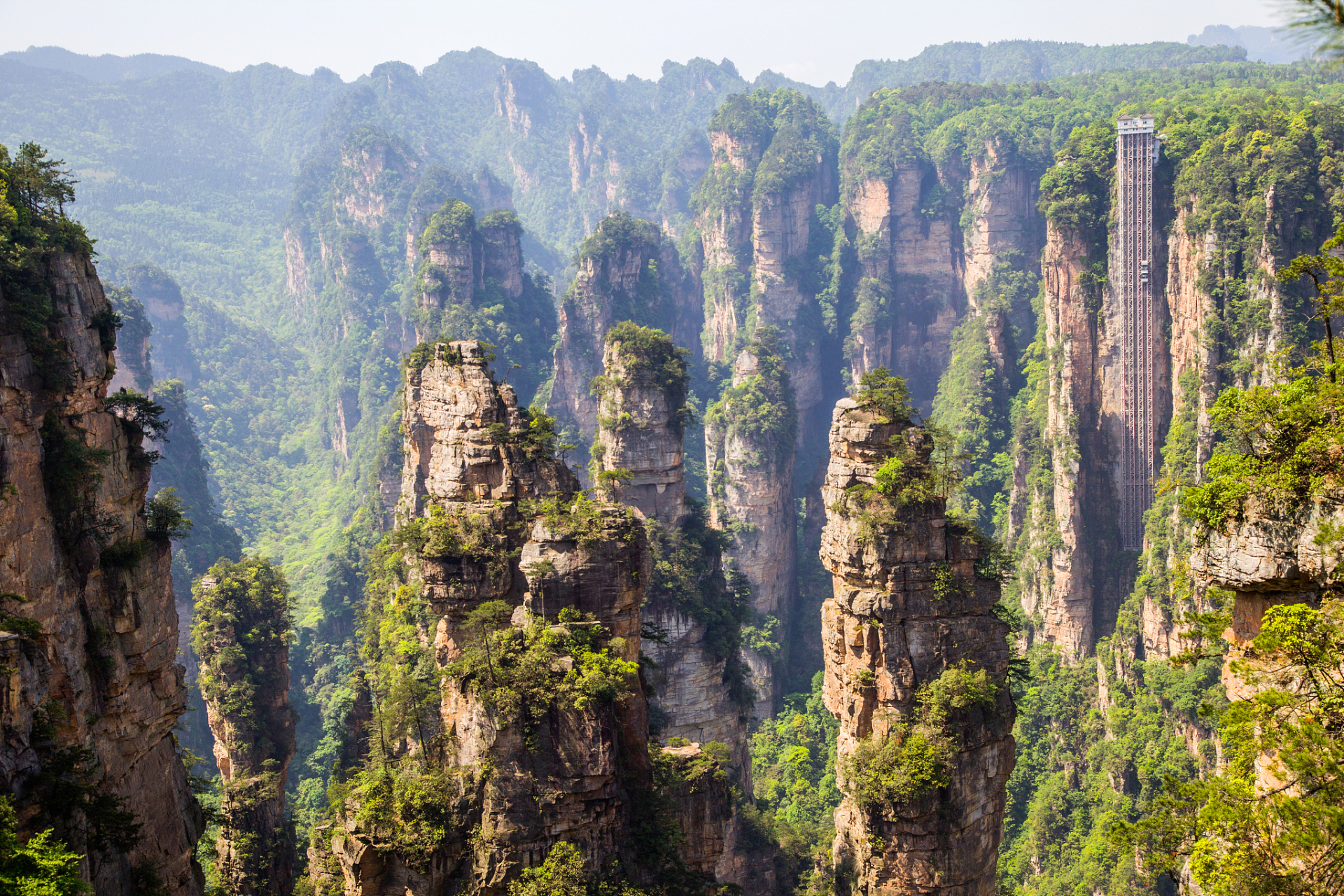 武陵源风景名胜区由张家界,索溪峪,天子山,杨家界四大部分组成
